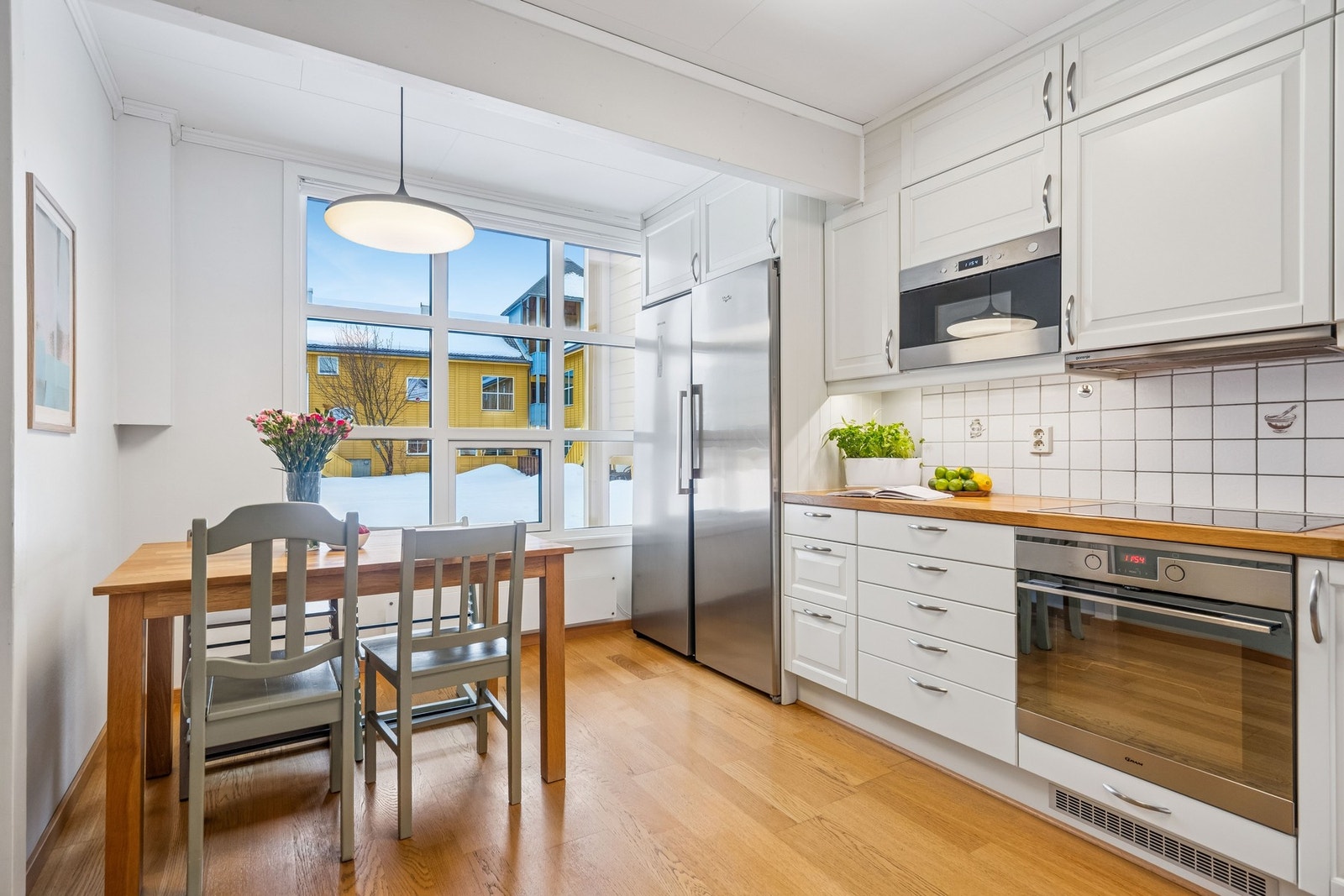 Romslig kjøkken med plass til spisebord og godt med lysinnslipp fra store vinduer. Galleribilde