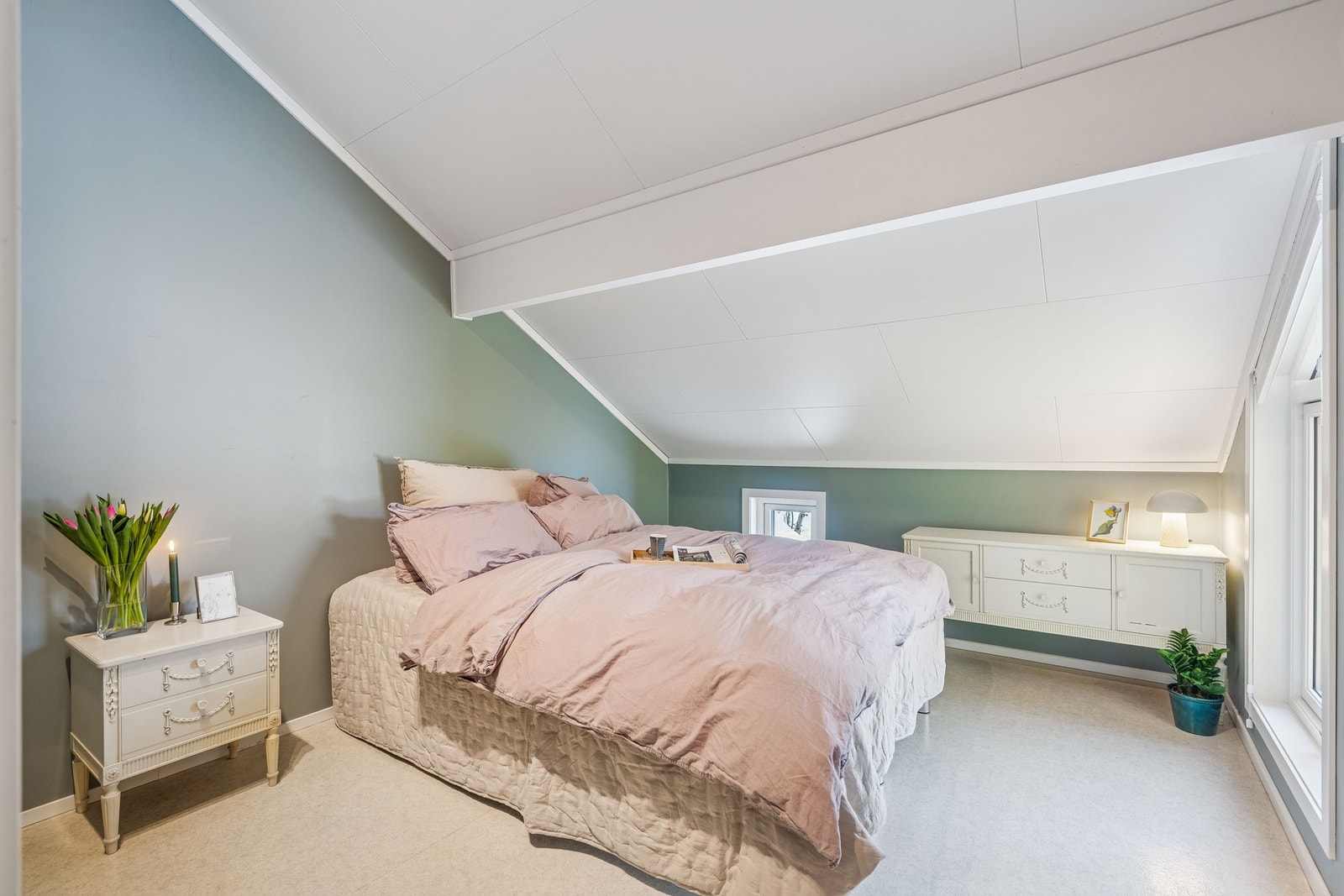 Soverom med god takhøyde og behagelige fargevalg, god plass til møblement. Galleribilde