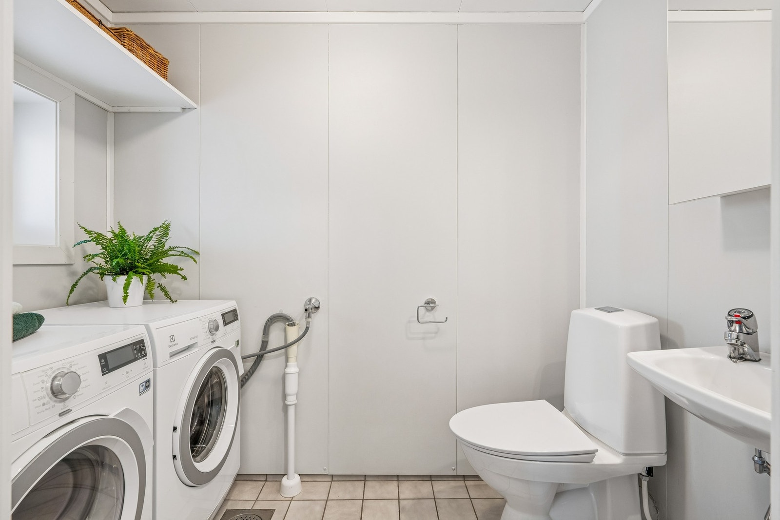 Vaskerom i 1. etasje med toalett, flislagt gulv med gulvvarme og god plass til vaskemaskin og tørketrommel. Galleribilde