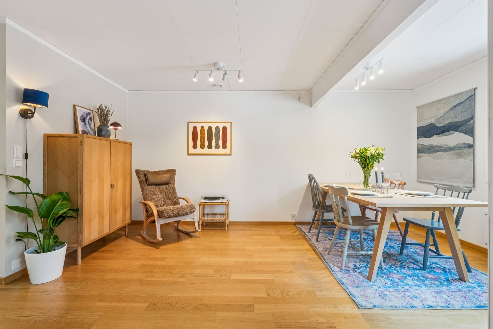 Lyse fargevalg med stilfull innredning skaper god stemning. Galleribilde