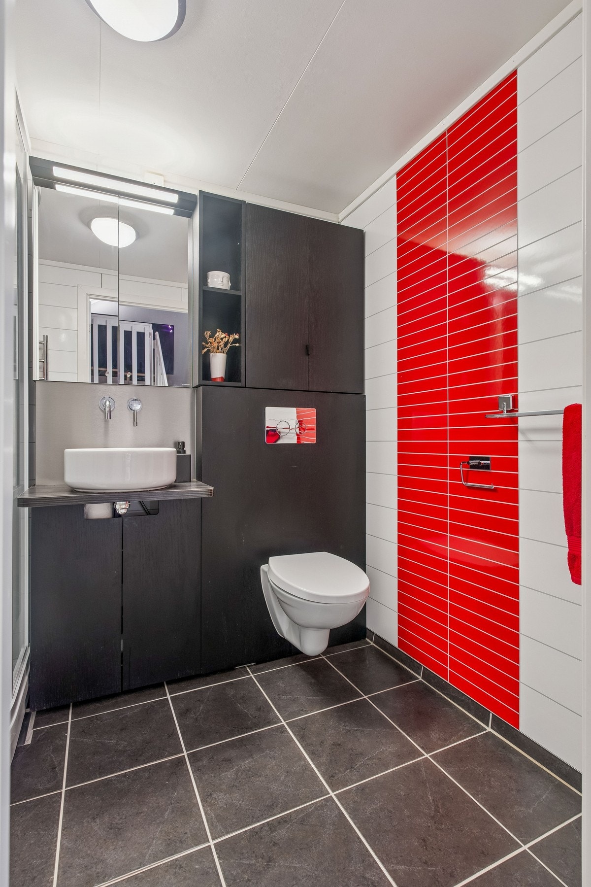 Varme i gulv og praktisk innredning som gir godt med skapplass. Galleribilde