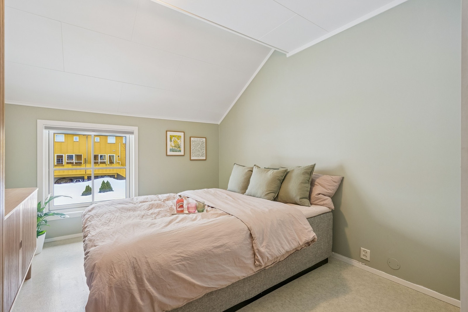 Soverom av god størrelse med plass til både seng, garderobeskap og annet møblement. Galleribilde