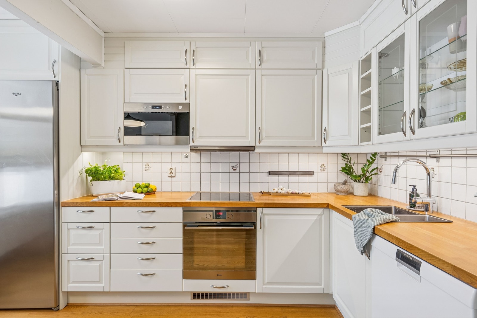 Boligen er fordelt over flere halvetasjer, areal er godt utnyttet og smart inndelt. Galleribilde