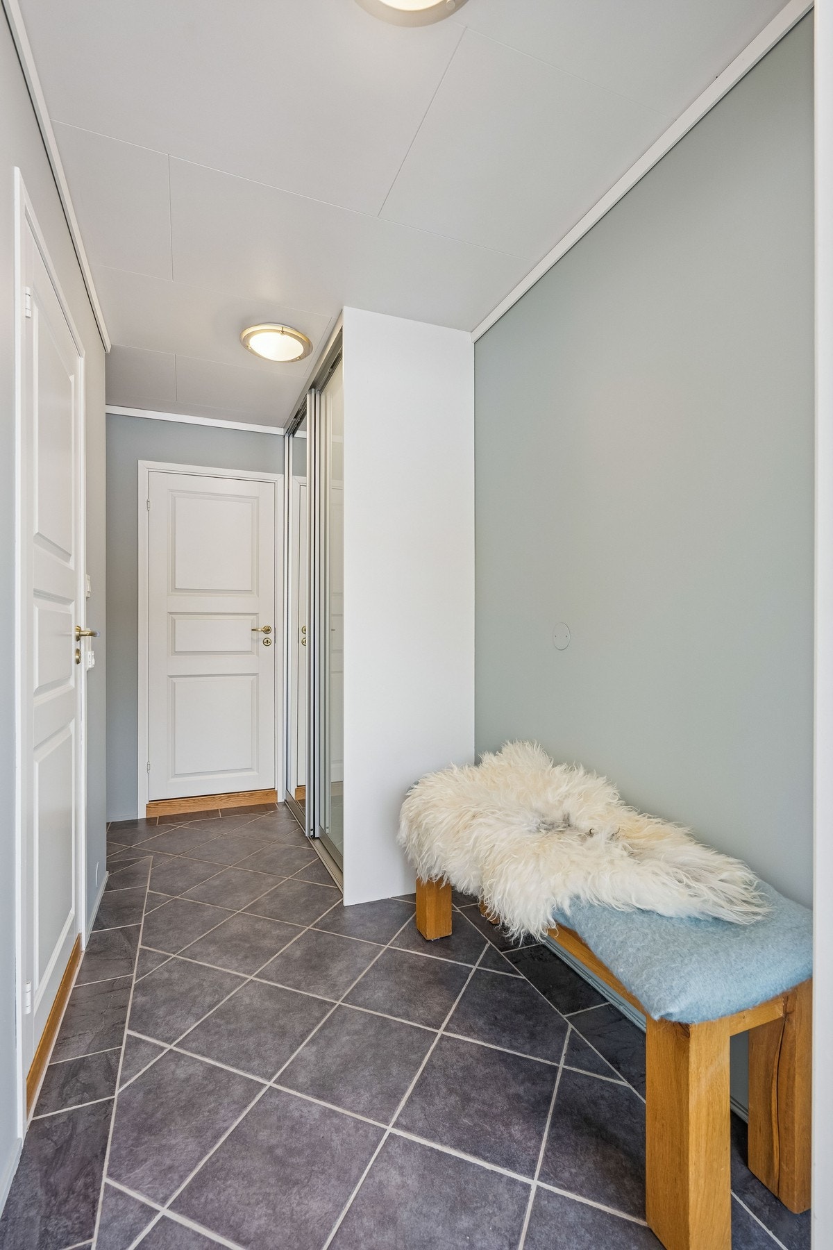 Velkommen inn! Romslig entré med gulvvarme, skyvedørsgarderobe og bod under trapp hvor det er godt med lagringsplass. Galleribilde