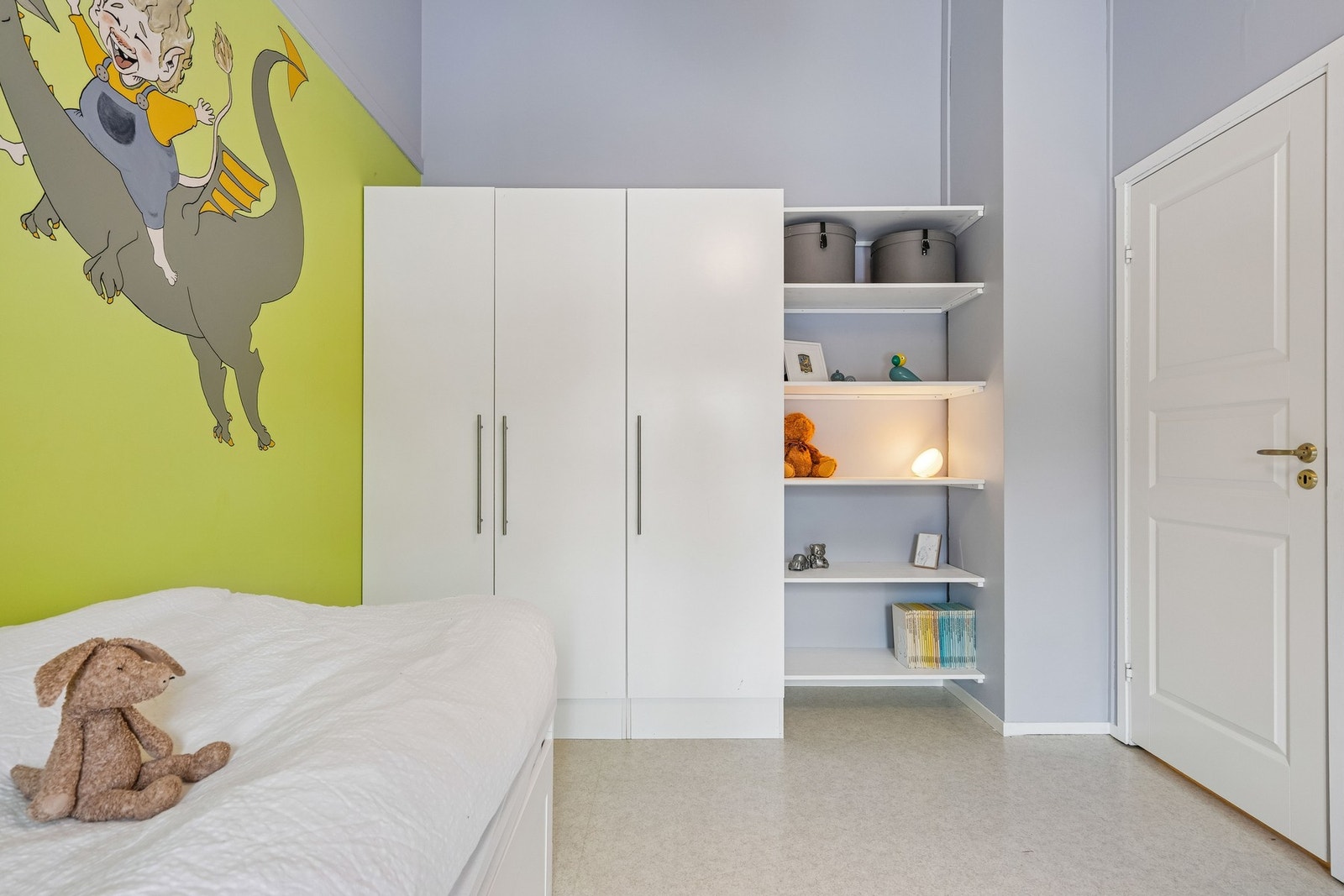 Praktisk garderobe- og hylleløsning med god plass til oppbevaring og lagring. Galleribilde