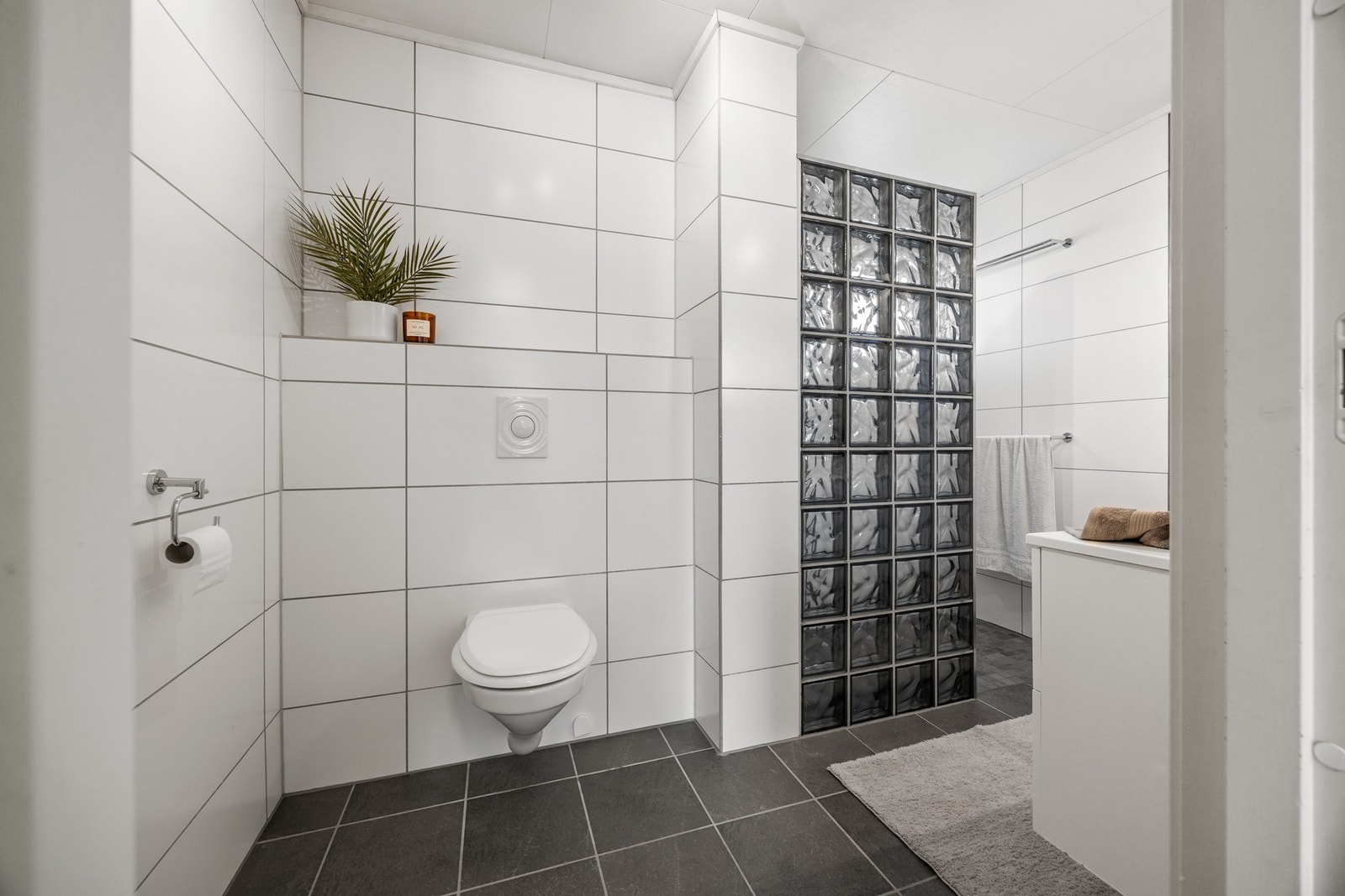 Bad - ca 6,5 kvm. Flislagte overflater med varme i gulv. Galleribilde