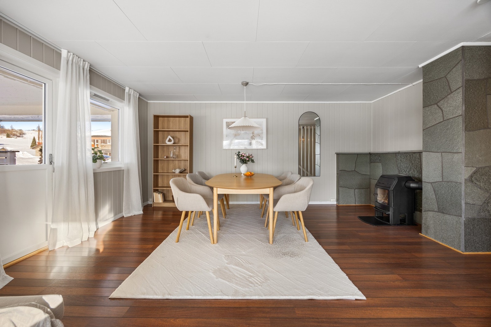 Det er god plass til spisebord for flere gjester Galleribilde