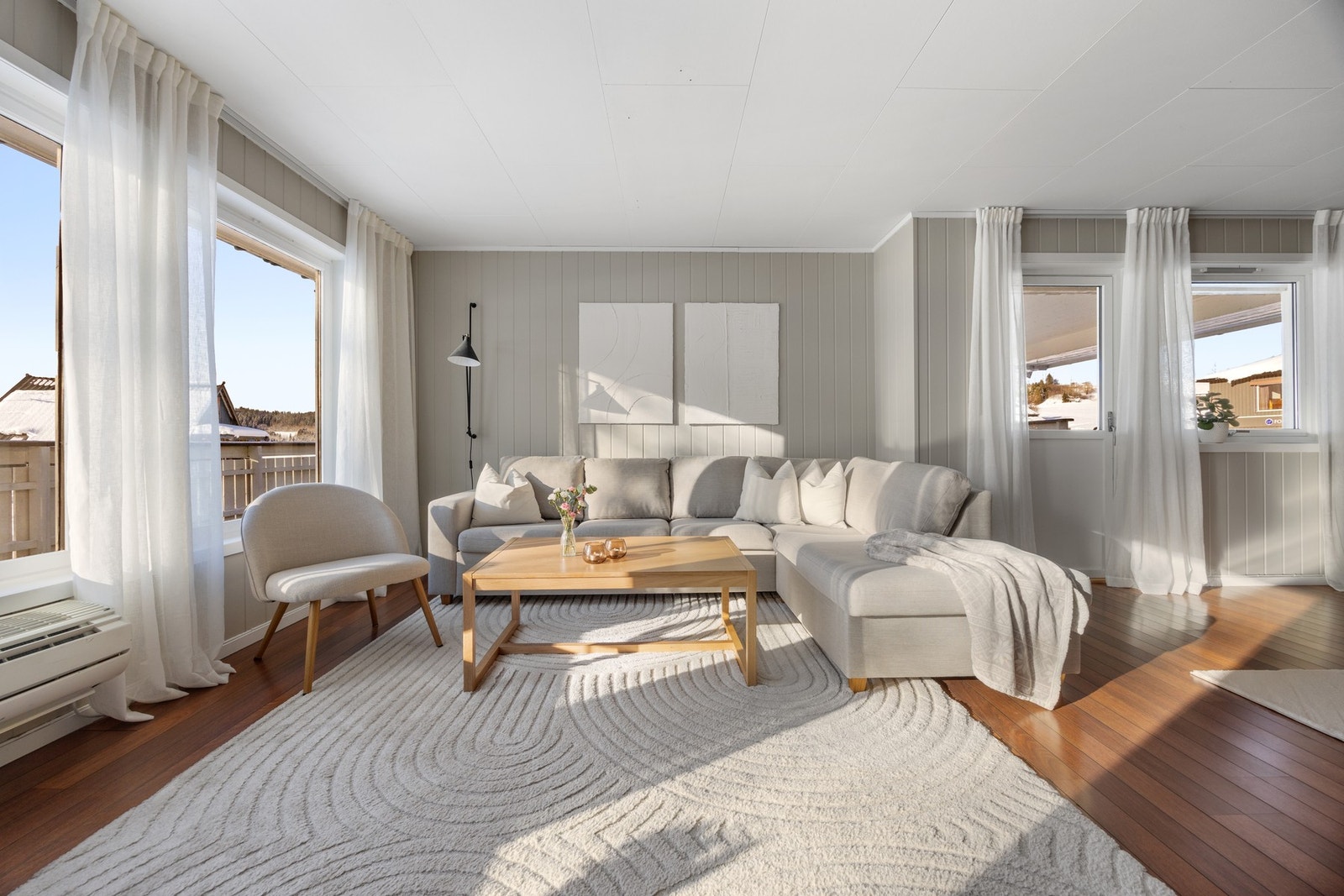 God plass til flere sittegrupper Galleribilde