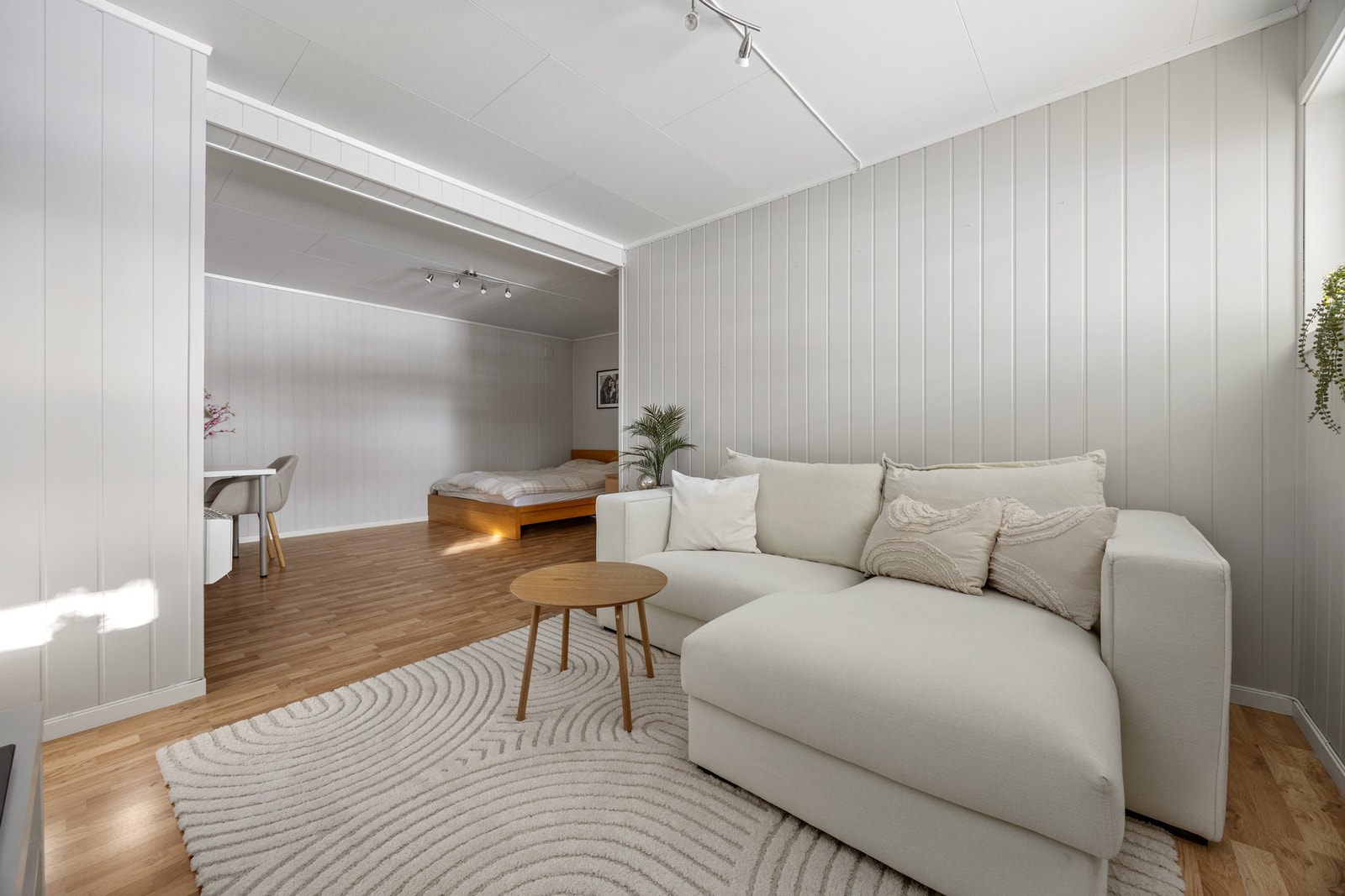 Hobbyrom omgjort til kjellerstue. Det foreligger ingen søknad om bruksendring og kjøper overtar risiko for dette. Galleribilde