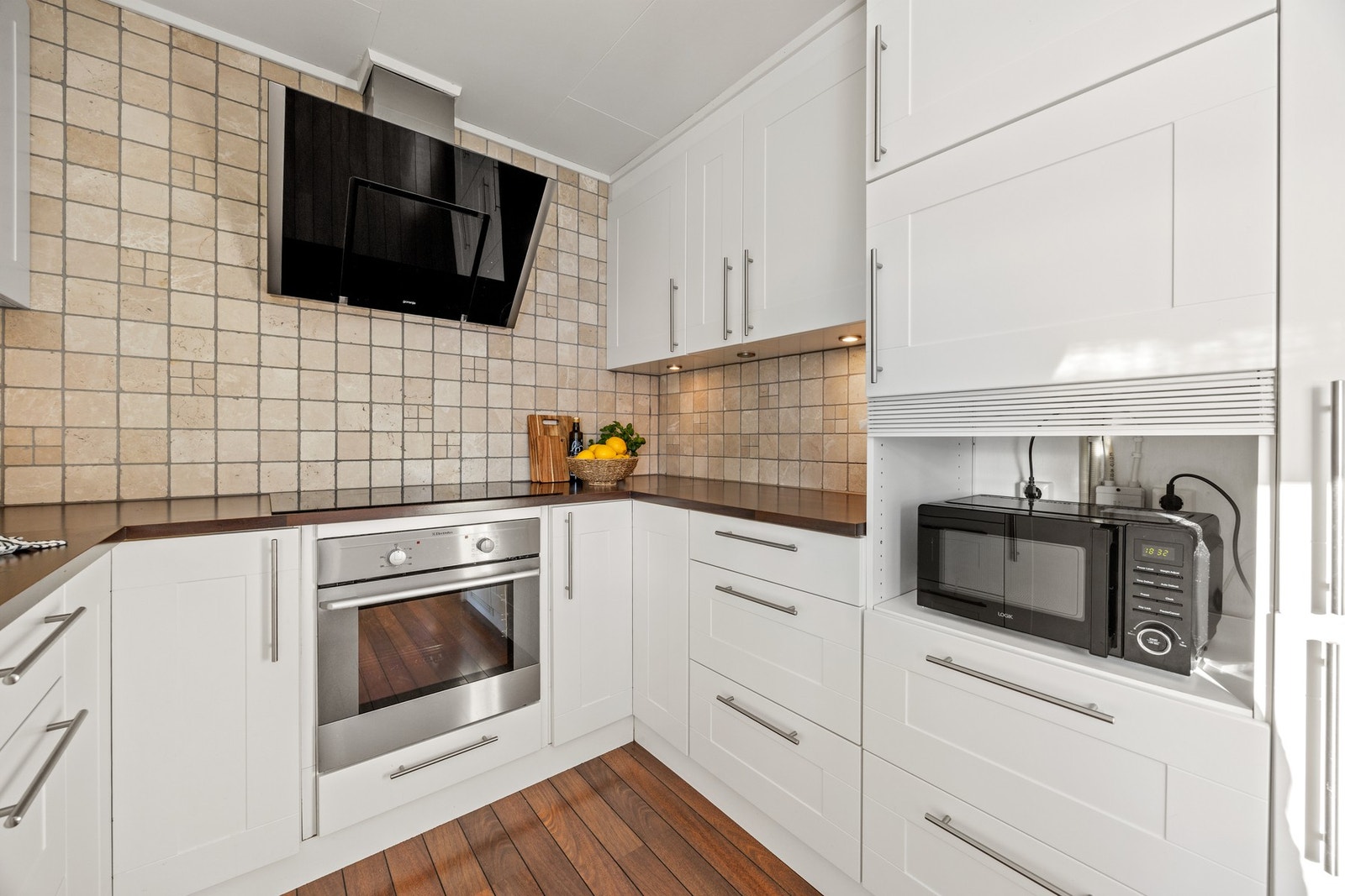 Praktisk innredning med mye skap- og oppbevaringsplass. Galleribilde