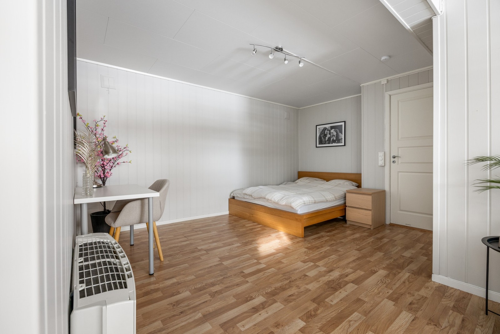 Rommet måler ca 28,5 kvm. Hobbyrom omgjort til kjellerstue. Det foreligger ingen søknad om bruksendring og kjøper overtar risiko for dette. Galleribilde