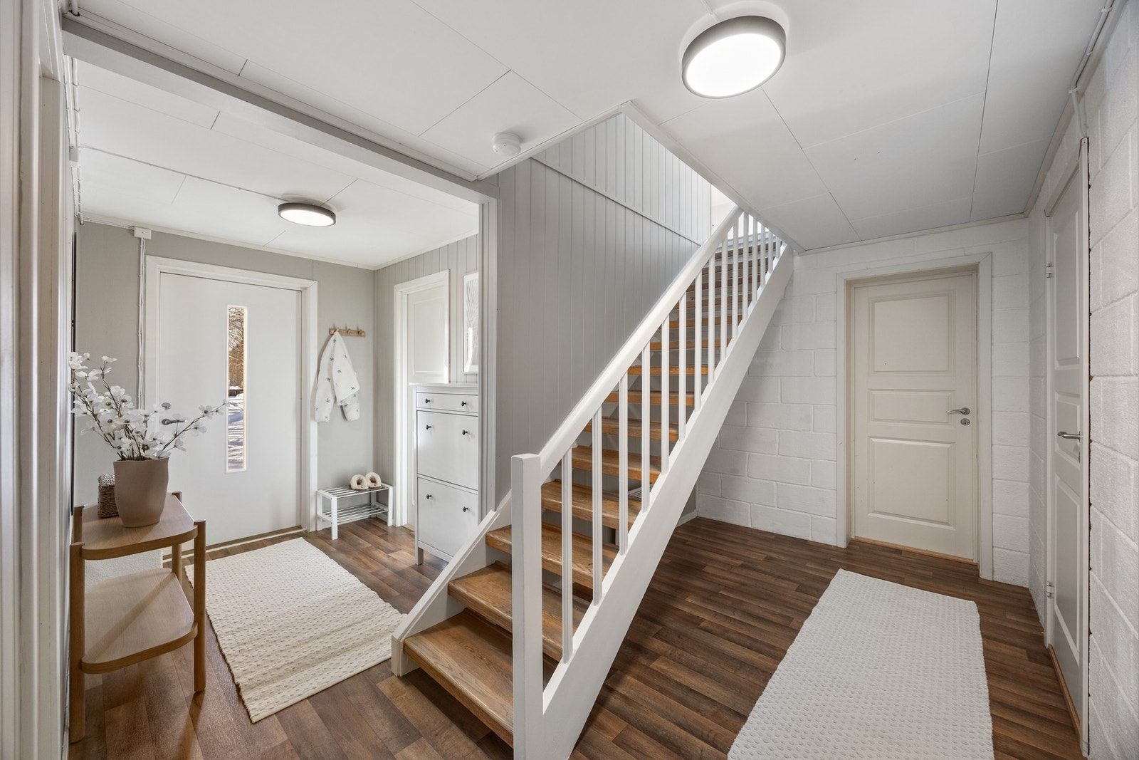 Trapp ned til underetasje. Gang - 13,5 kvm. Galleribilde