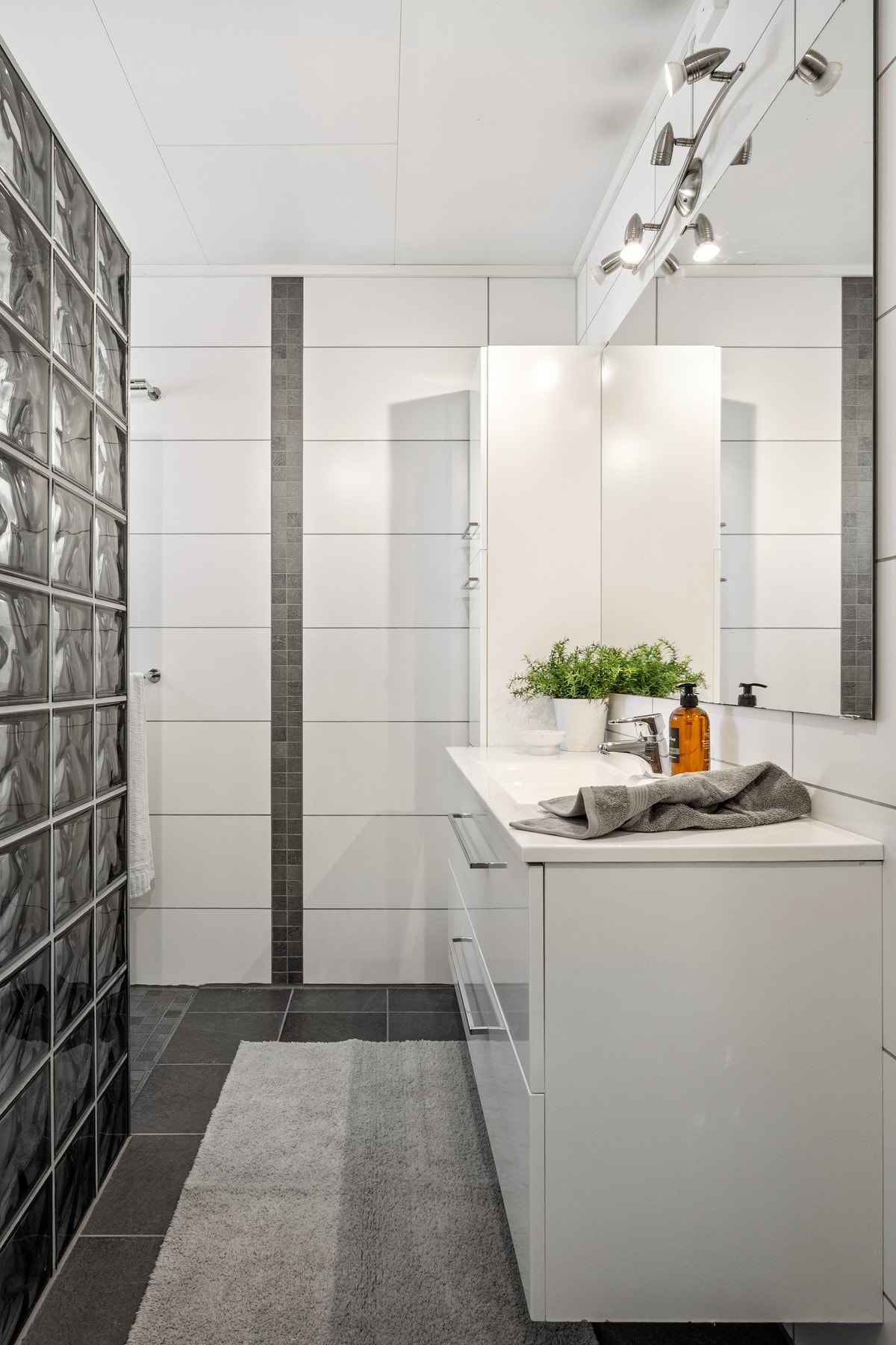 Utstyrt med toalett, servantskap og dusj Galleribilde