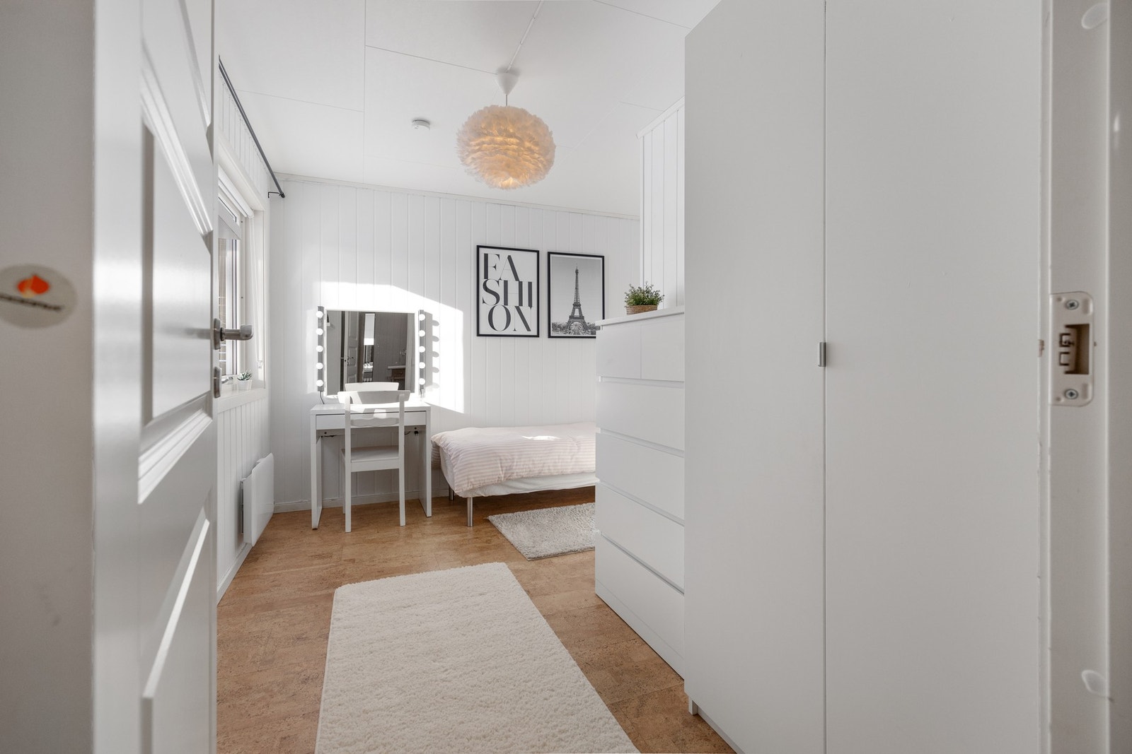 Bod omgjort til soverom. Det foreligger ingen søknad om bruksendring og kjøper overtar risiko for dette. Galleribilde