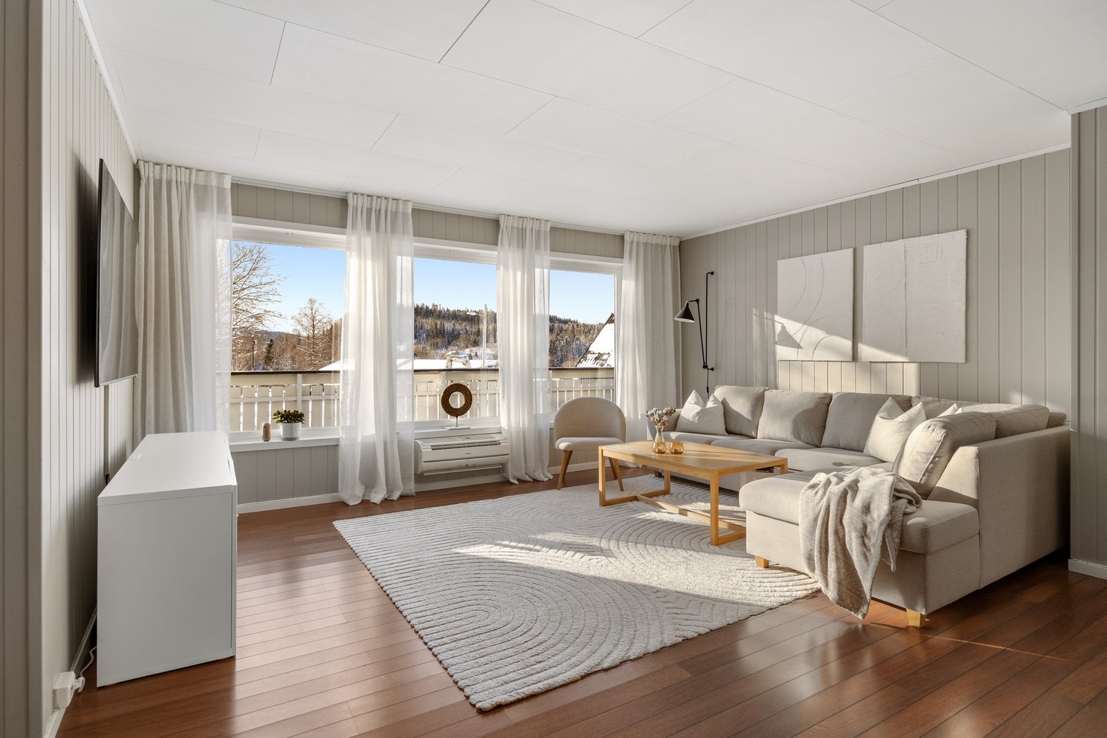 Boligen er holdt nøytrale farge- og materialvalg. Galleribilde