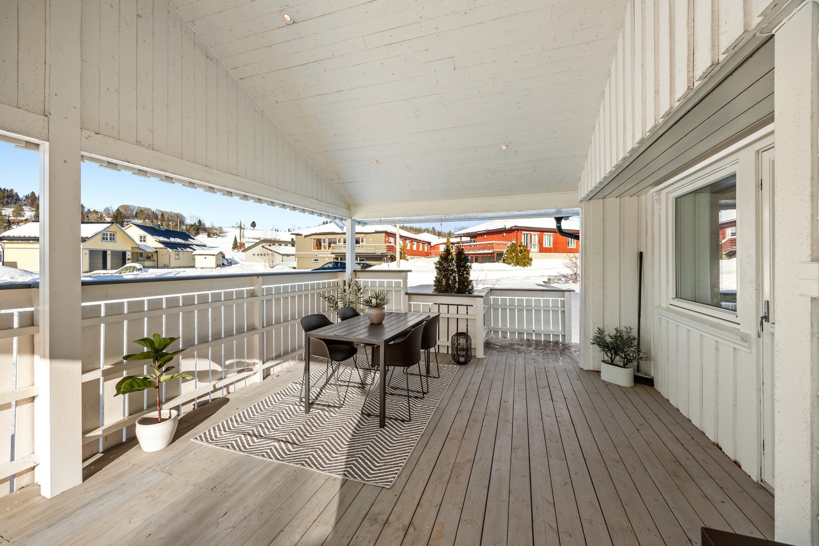 Terrassen er takoverbygd med downlights. Galleribilde