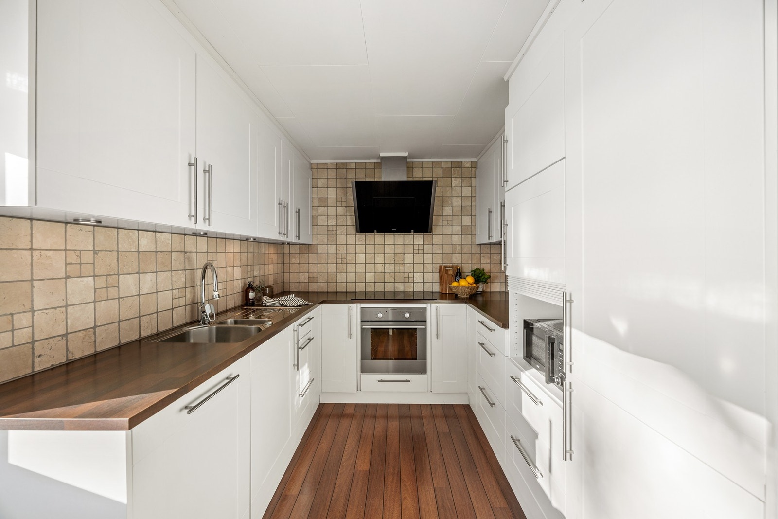 Det er integrert stekeovn, platetopp, oppvaskmaskin og kjøl-/fryseskap Galleribilde