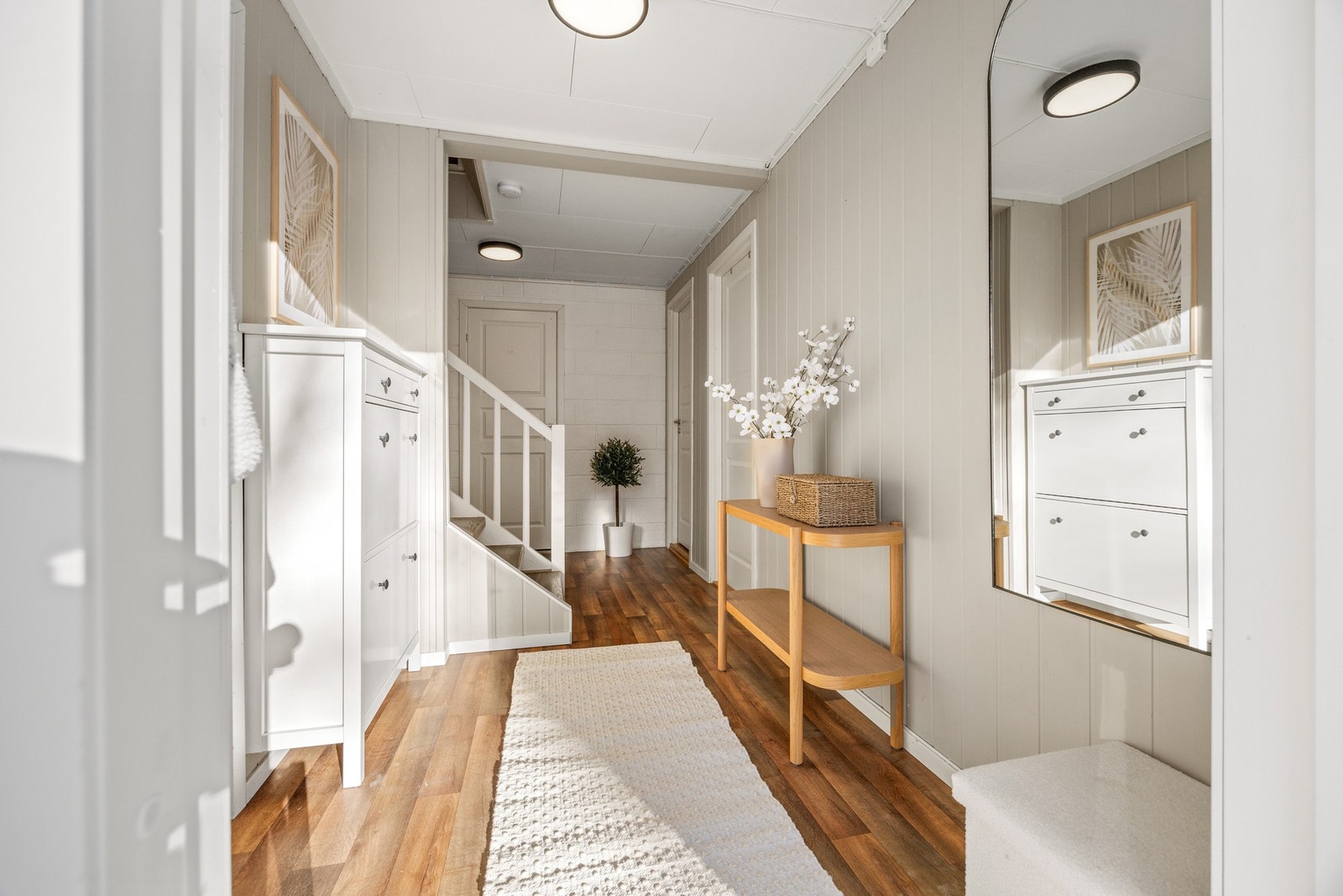 Entréen har god plass til oppbevaringsmøbel Galleribilde