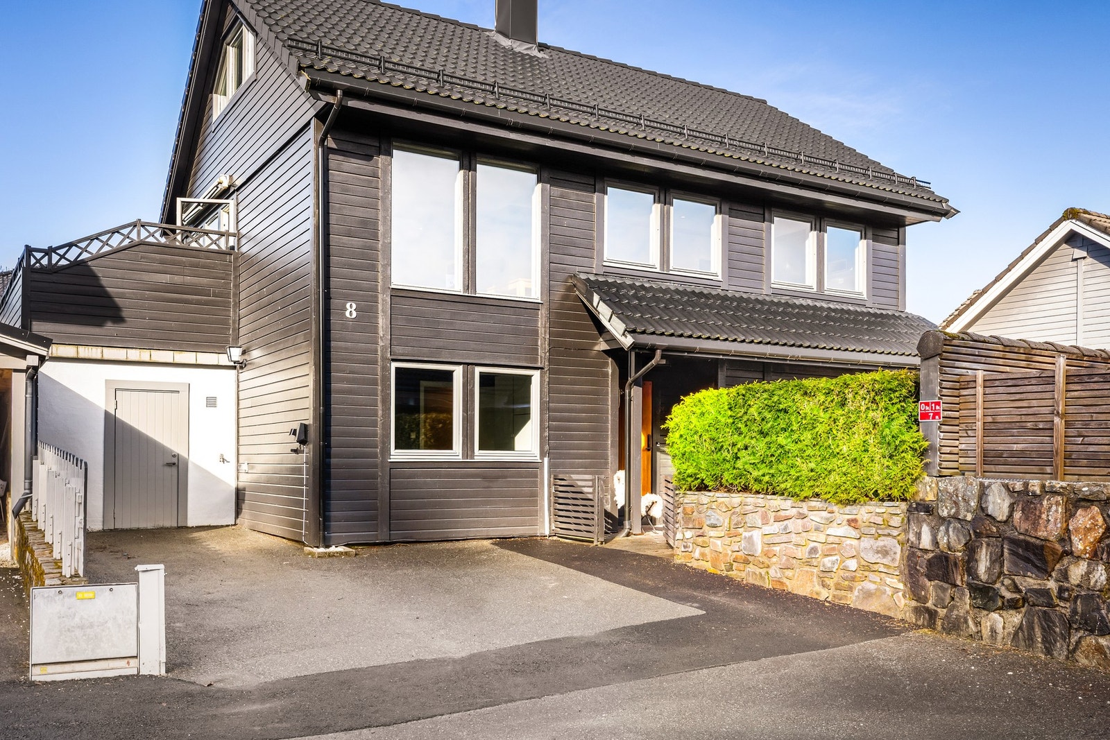 Det er god parkeringplass på egen tomt. Galleribilde