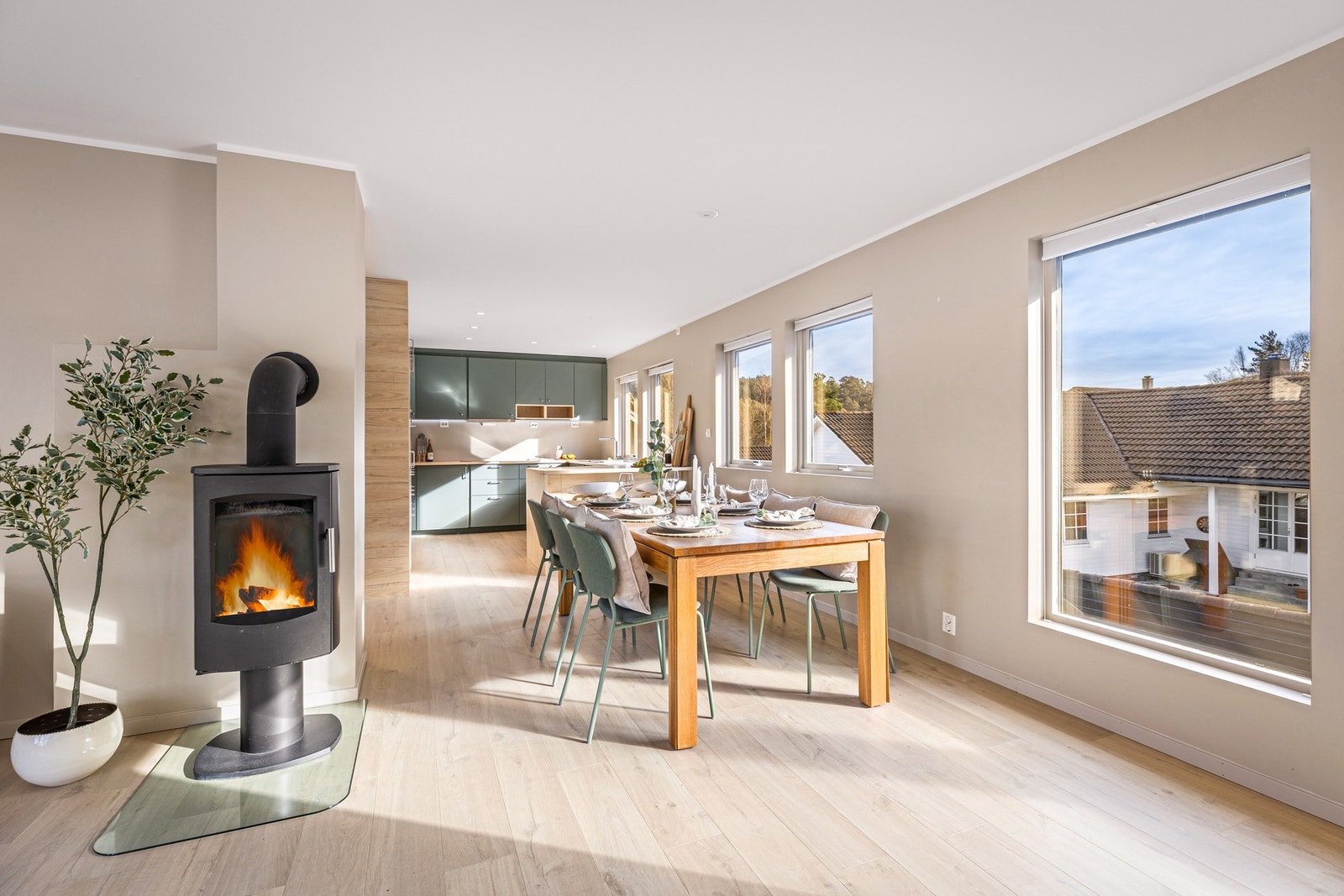 Stuen er malt i tidsriktige farger og gulvet er belagt med slitesterk laminat. Galleribilde
