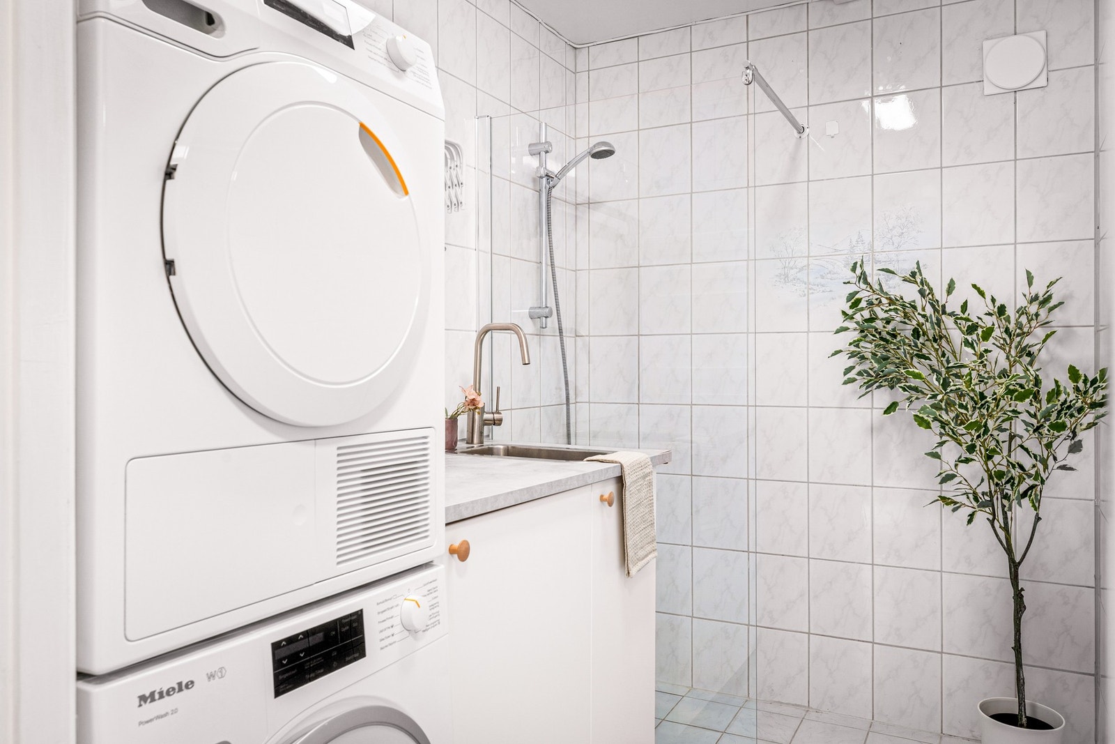 I underetasjen er det er bad/vaskerom med opplegg for både vaskemaskin og tørketrommel. Galleribilde