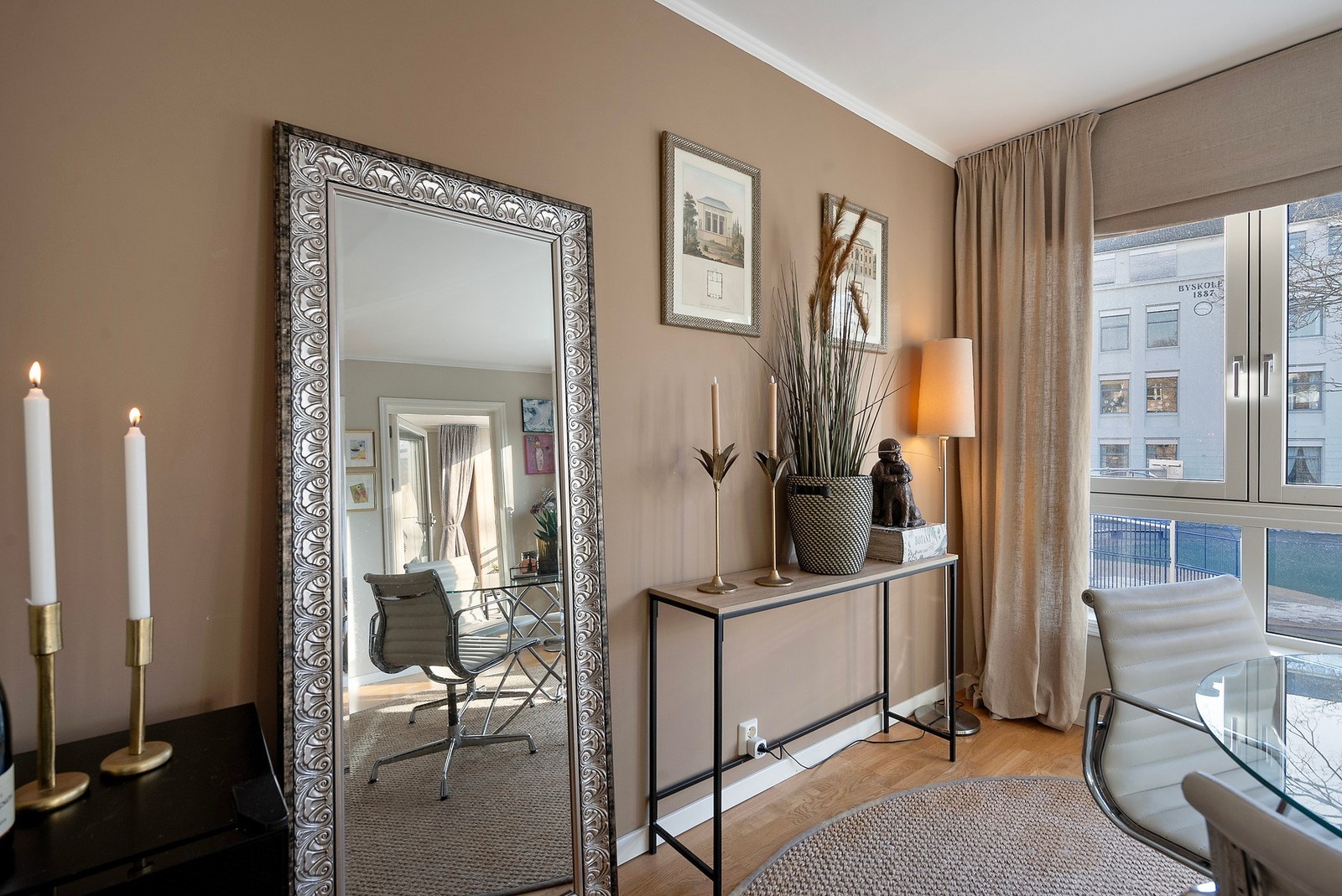 Detaljbilde fra spiseplassen med elegant innredning og store vinduer som gir rikelig med dagslys. Galleribilde