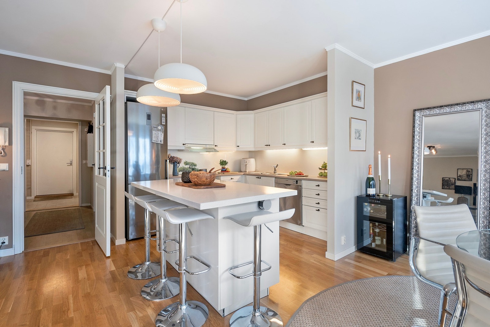 Praktisk kjøkkenøy med sitteplasser skaper et naturlig samlingspunkt i rommet. Galleribilde