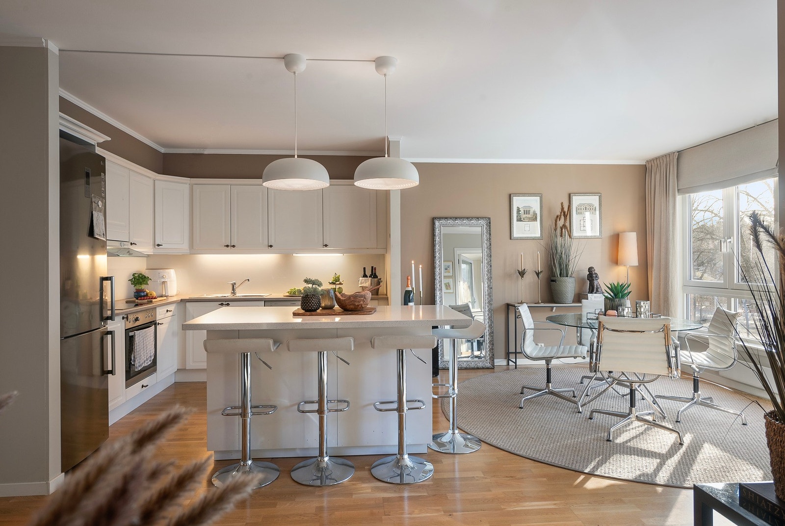 Åpen planløsning mellom kjøkken, spiseplass og stue gir en sosial og funksjonell romfølelse. Galleribilde