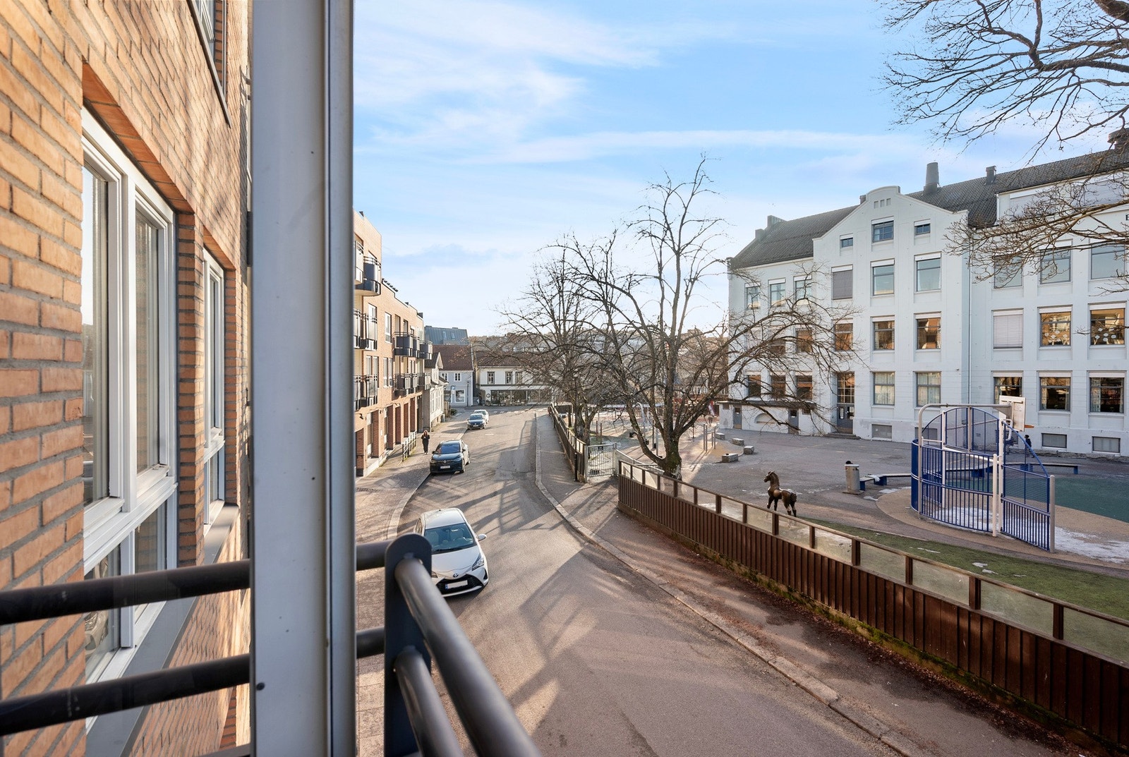 Fint utsyn både mot syd og nord i en av byens trivelige gater Galleribilde