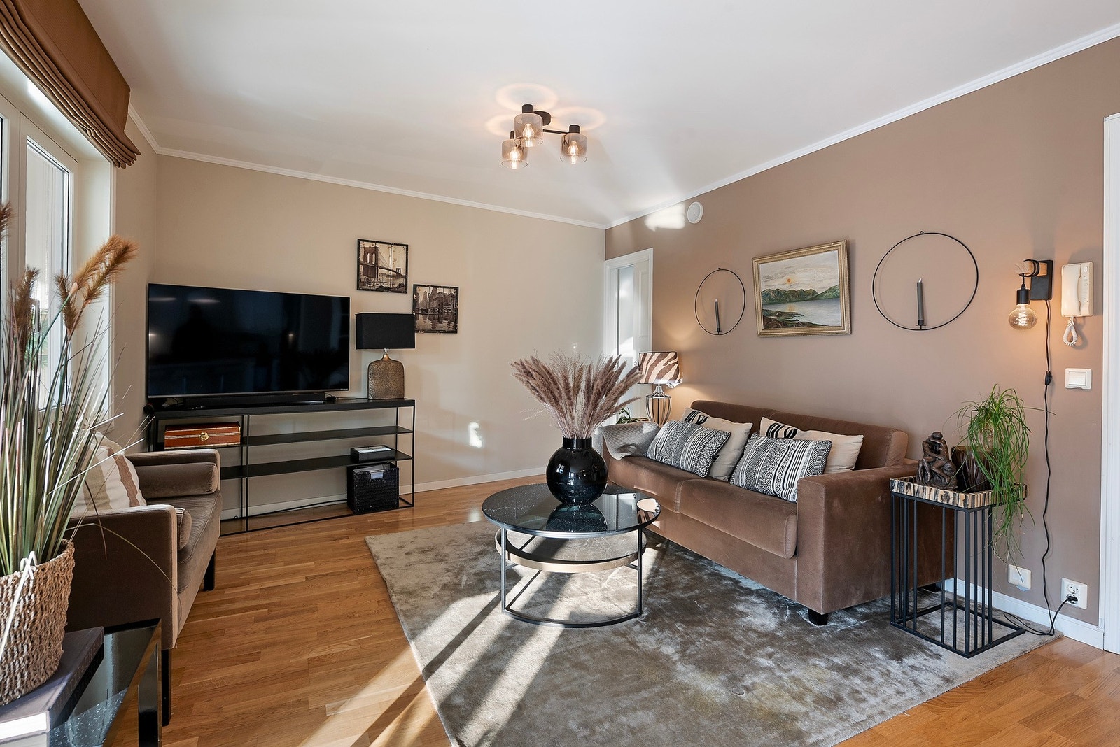 Koselig stue med varme fargetoner og gode møbleringsmuligheter for både sofa- og TV-sone. Galleribilde