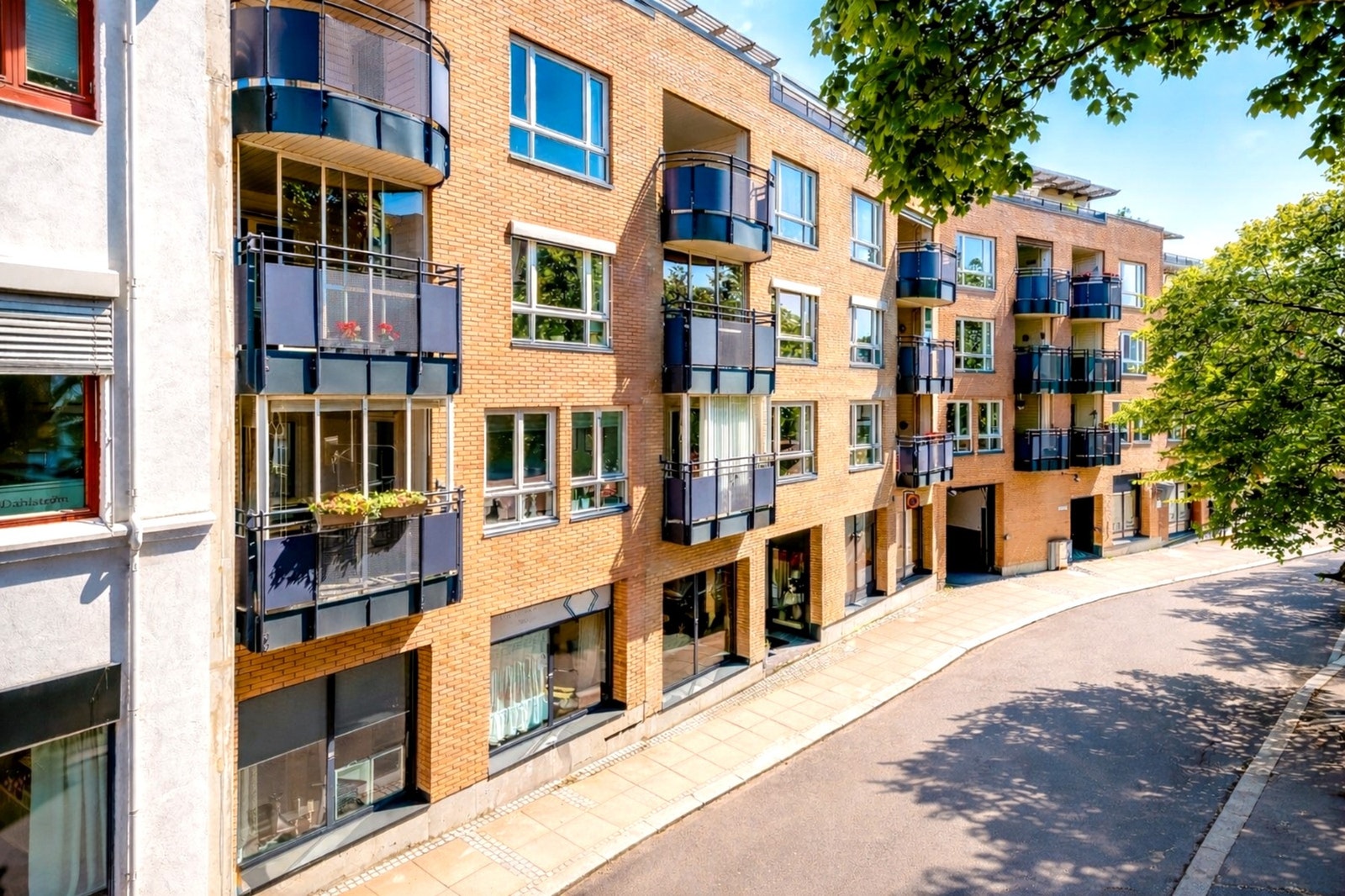 Vestvendt - midt i byen med "alt" utenfor døren Galleribilde