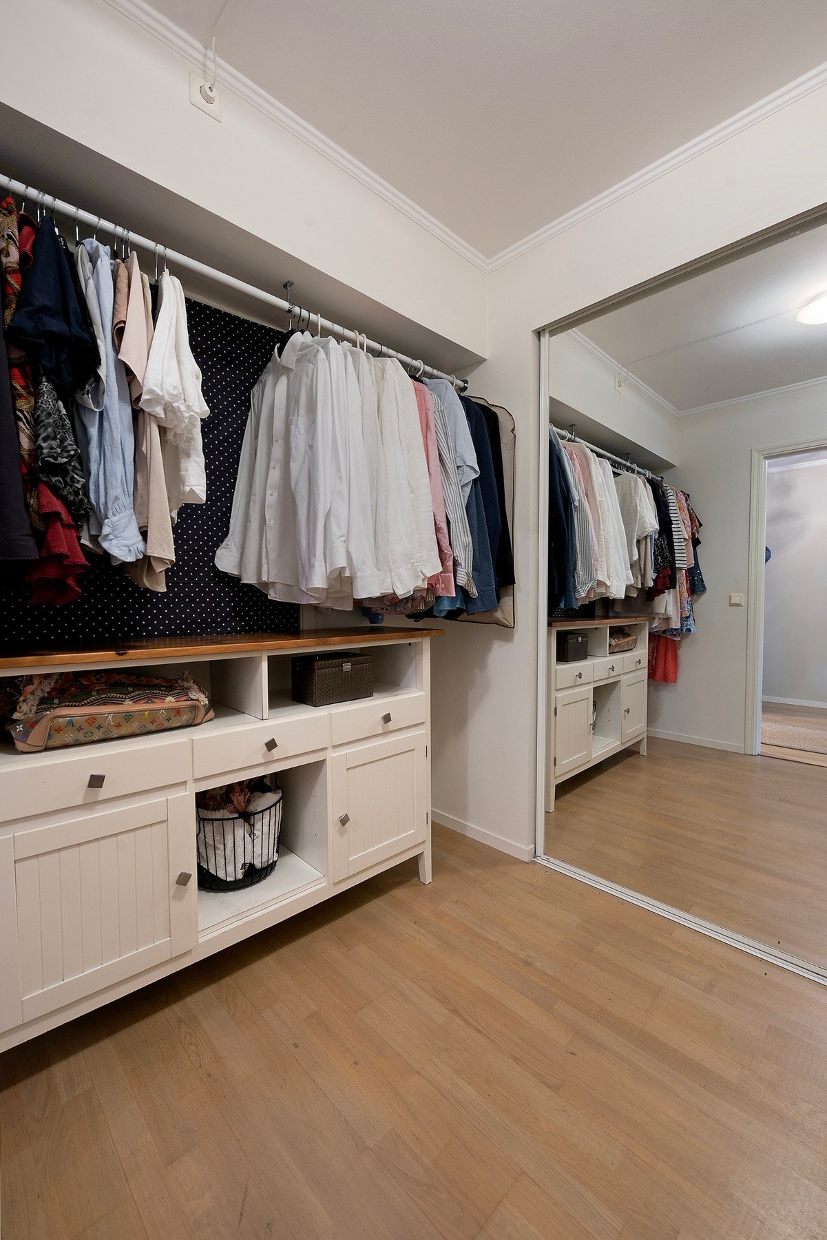 Leiligheten har et stort garderoberom som også kan brukes som et gjesterom hvis ønskelig Galleribilde