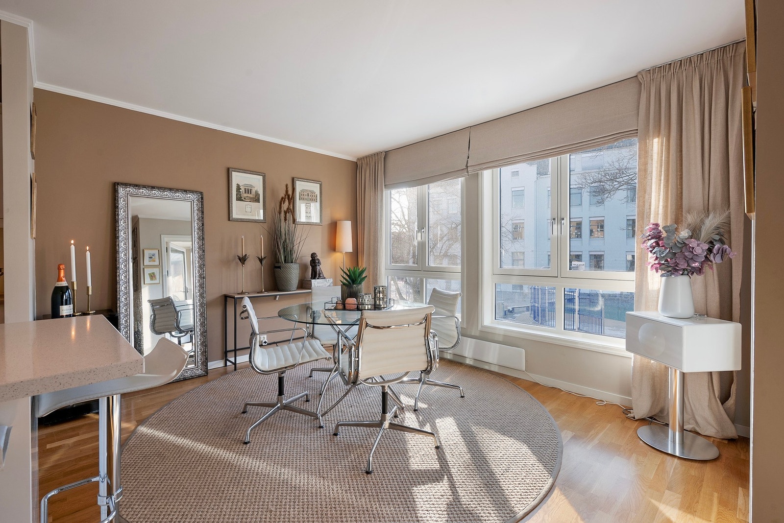 Lys og innbydende spiseplass i tilknytning til kjøkkenet. Rommet oppleves åpent og luftig. Galleribilde