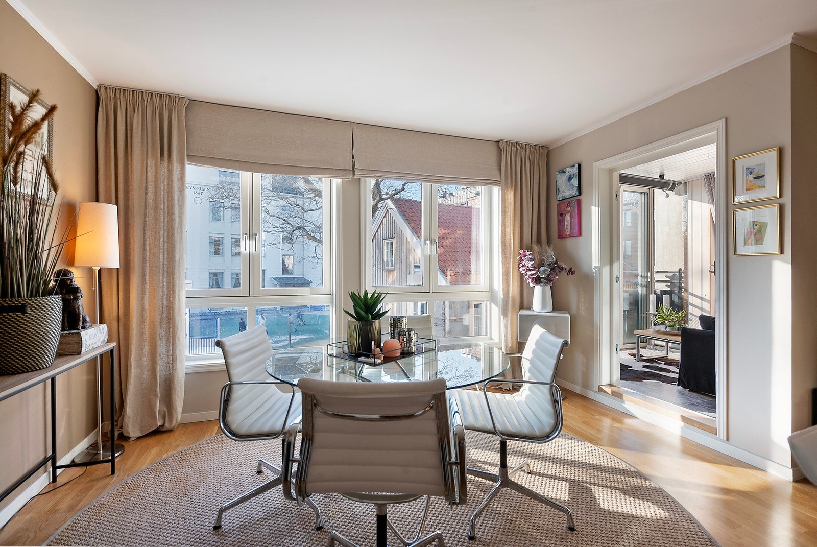 Spiseplass ved vinduet med utsyn til nærområdet. Perfekt sted for både hverdagsmåltider og hyggelige middager. Galleribilde