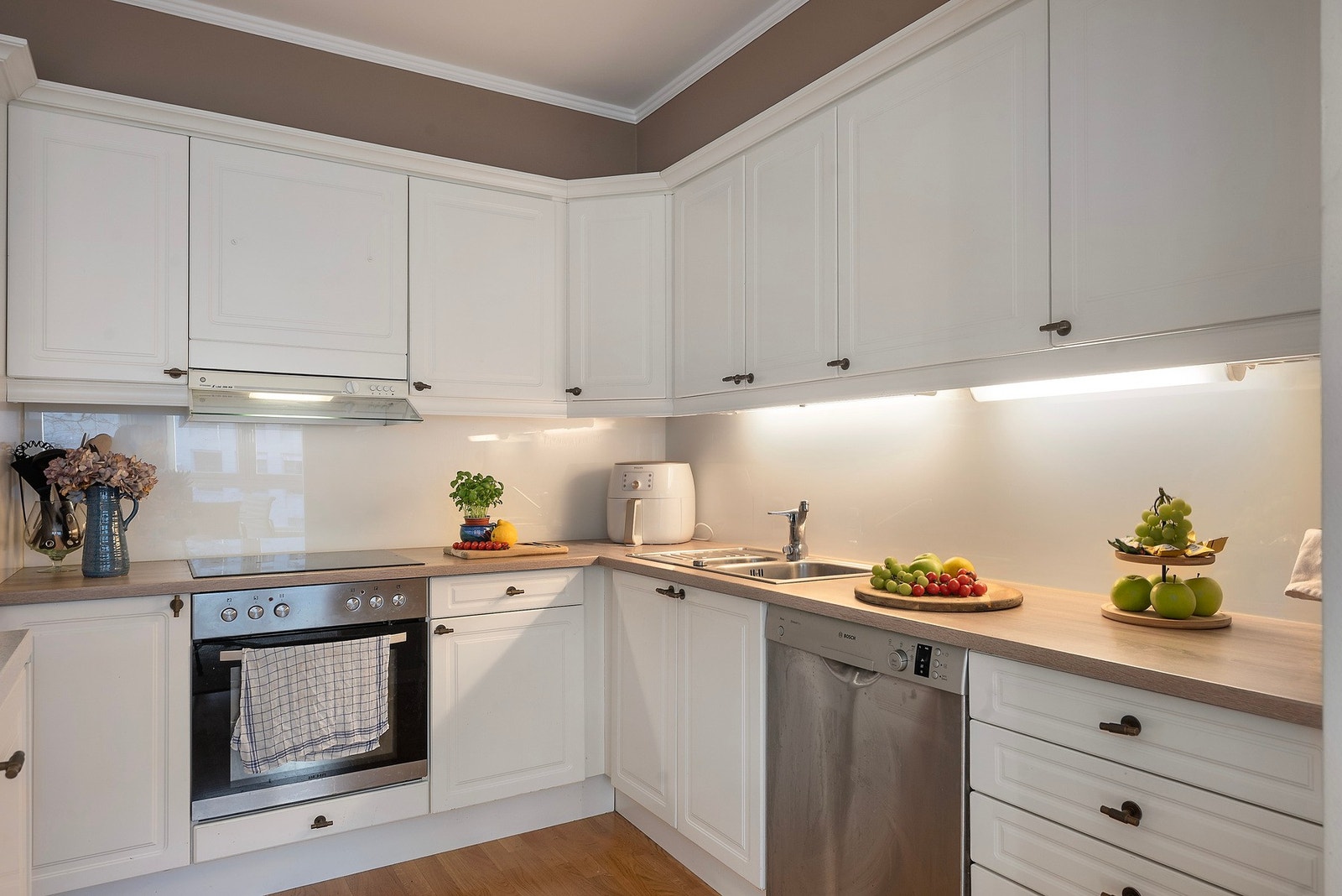 Stilrent kjøkken med god skapplass og integrerte løsninger Galleribilde