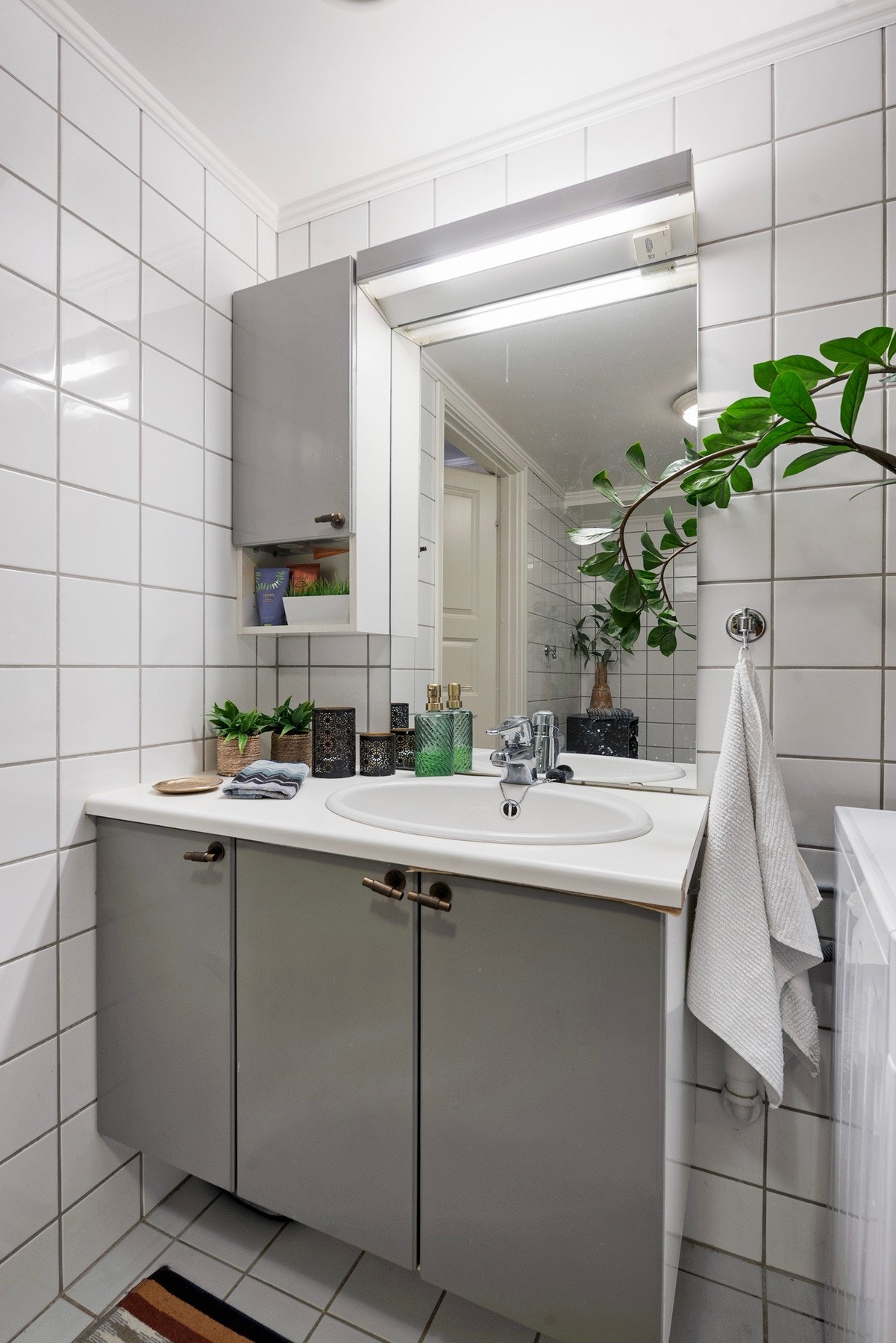 Fin servant i innredning med skap Galleribilde