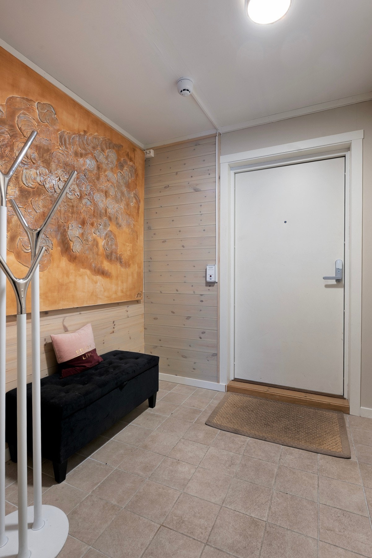 Romslig entre med fliser på gulv Galleribilde