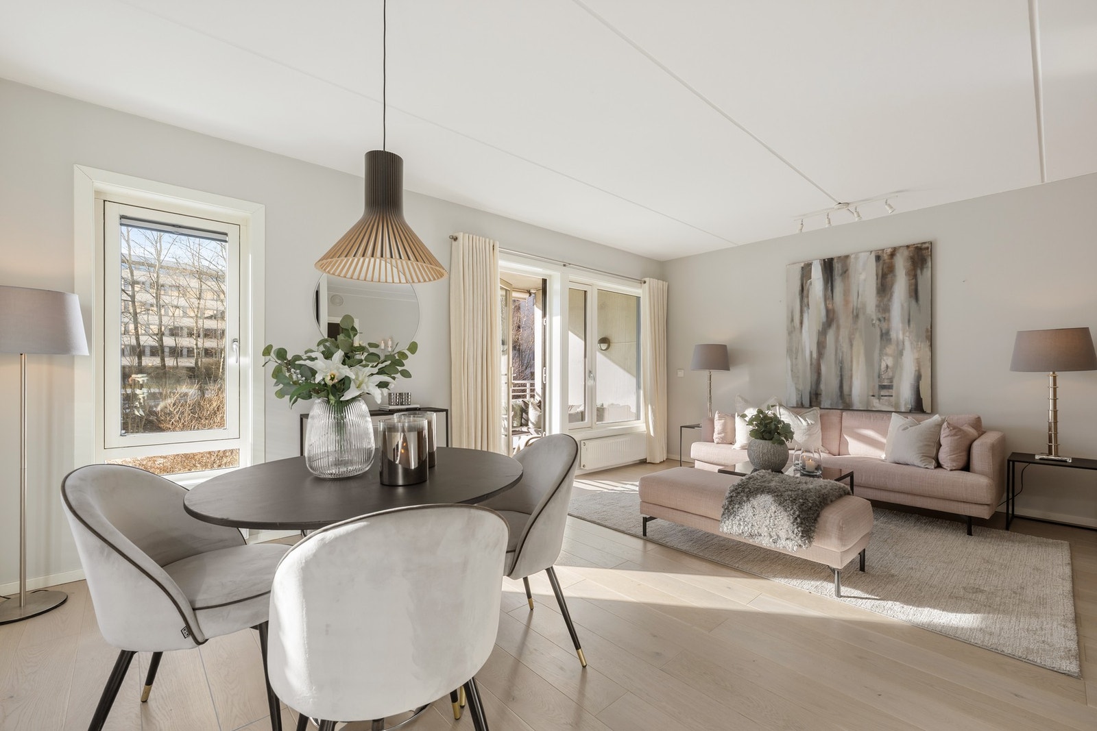 Stuen oppleves lys og luftig med vinduer på to sider. Galleribilde