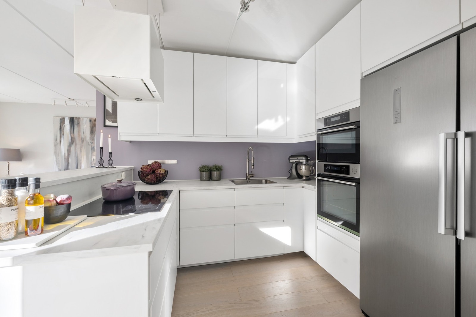 Kjøkkenet ble oppgradert i 2017 og er meget praktisk. Galleribilde