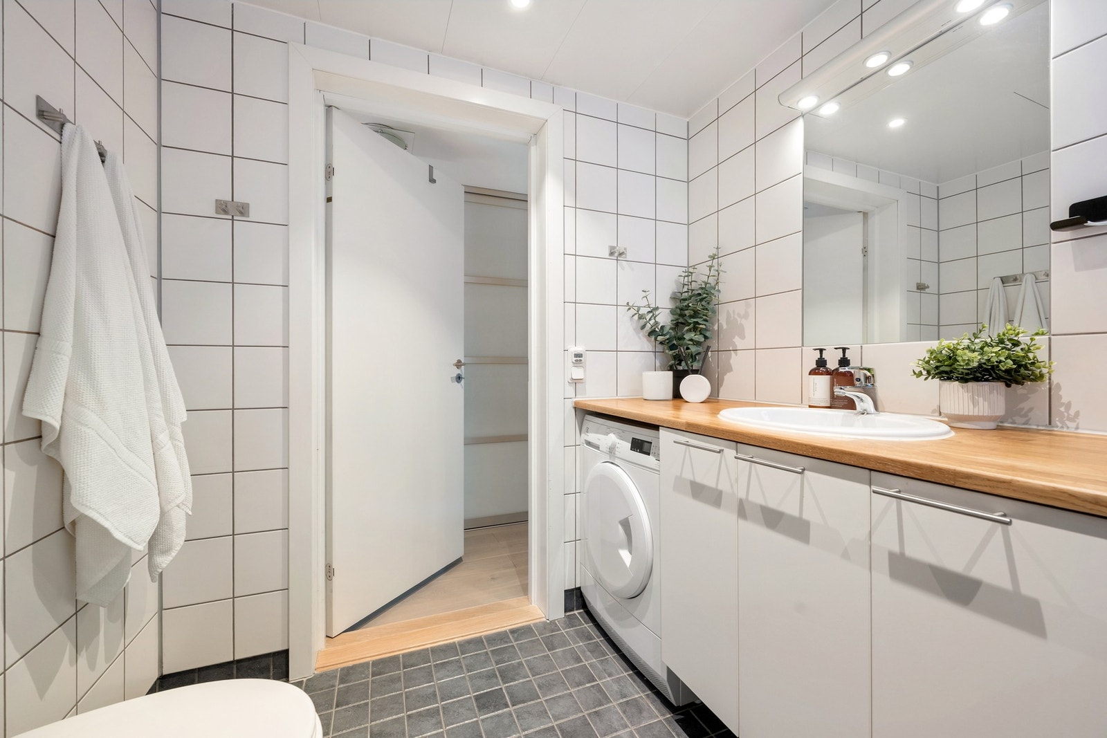 Opplegg for vaskemaskin og tørktrommel. Galleribilde