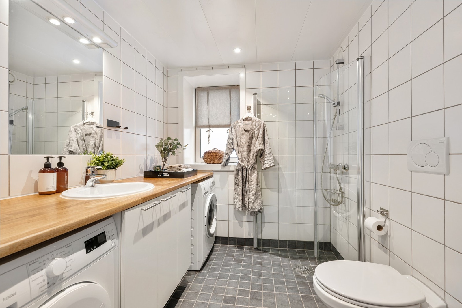 Romslig og fullt utstyrt bad. Galleribilde