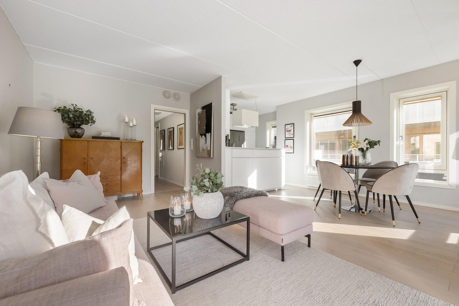 Halvåpen kjøkkenløsning bidrar til god sosial flyt i leiligheten. Galleribilde