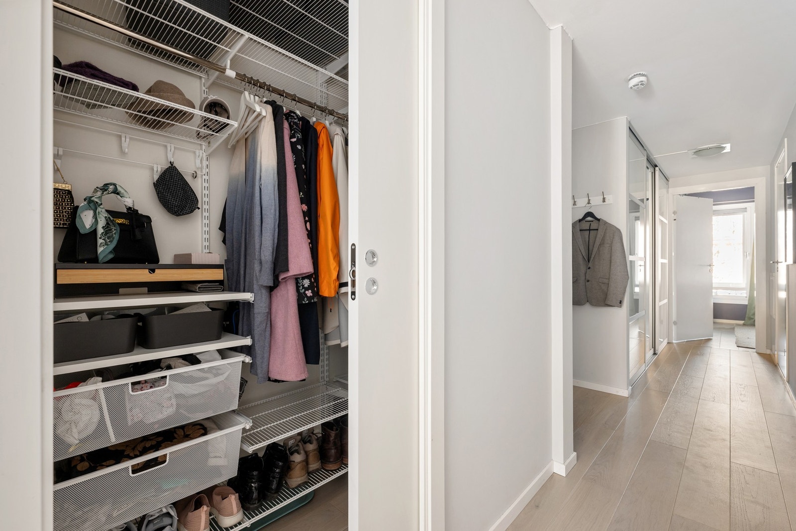 I gangen er det både garderobeskap og praktisk bod for oppbevaring. Galleribilde