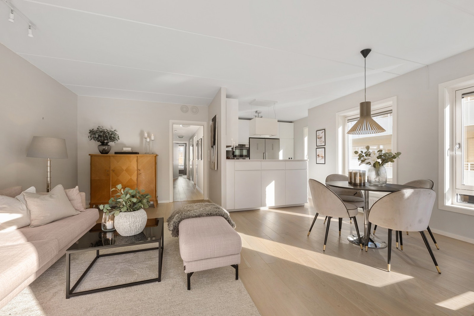 God plass til både spisegruppe og sofagruppe i stuen. Galleribilde