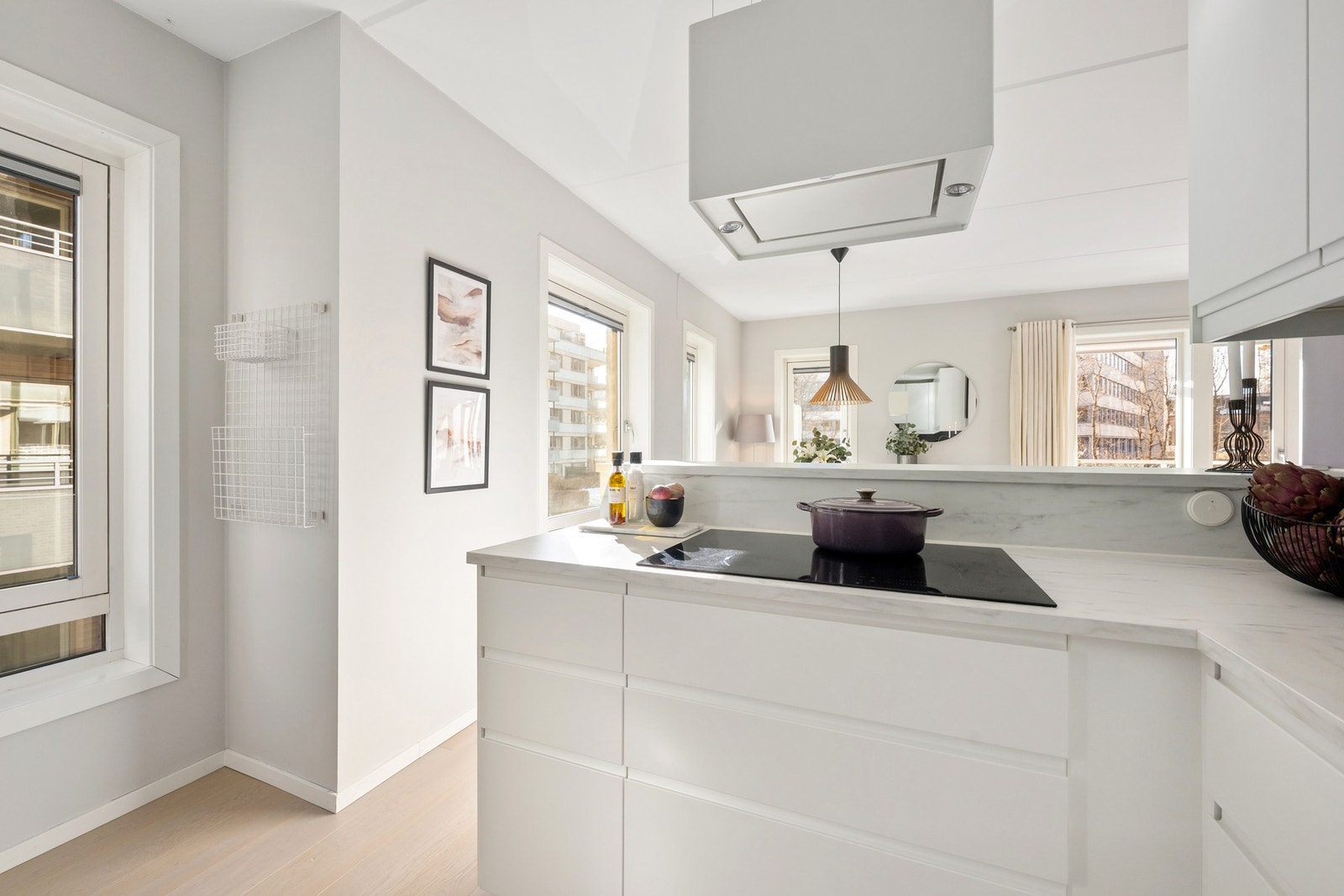 Det gode, naturlige lyset går igjen på kjøkkenet. Galleribilde