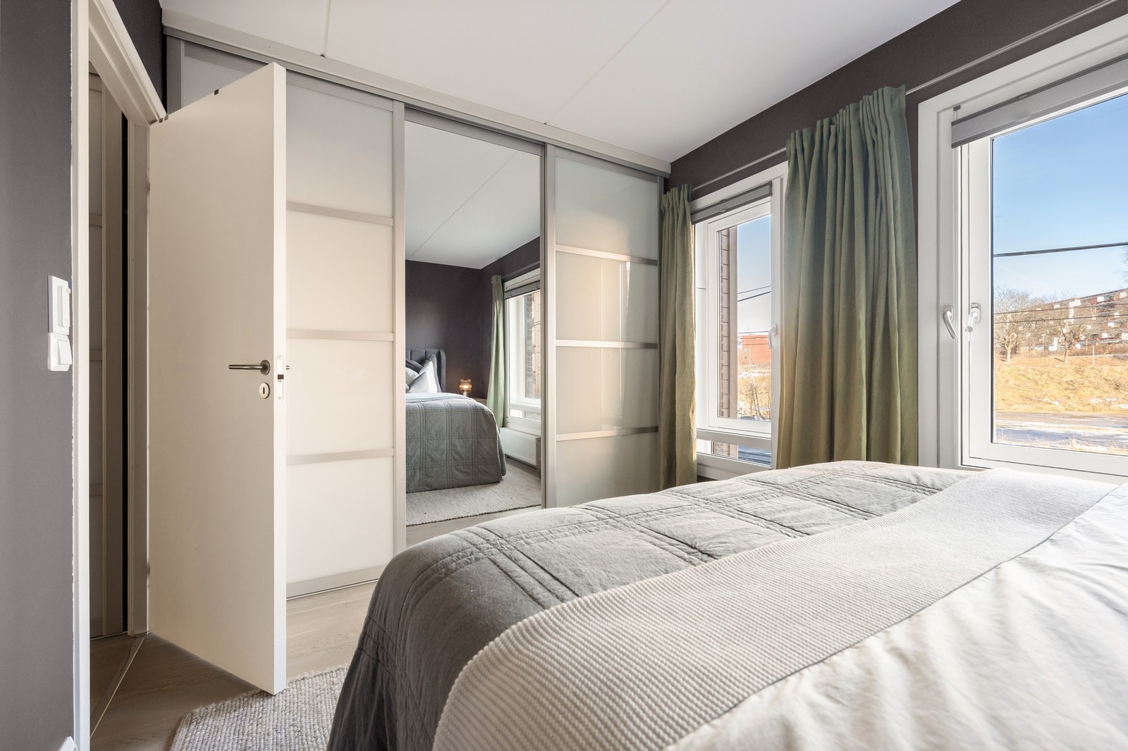 Soverom 1 er av god størrelse og har en praktisk skyvedørsgarderobe. Galleribilde