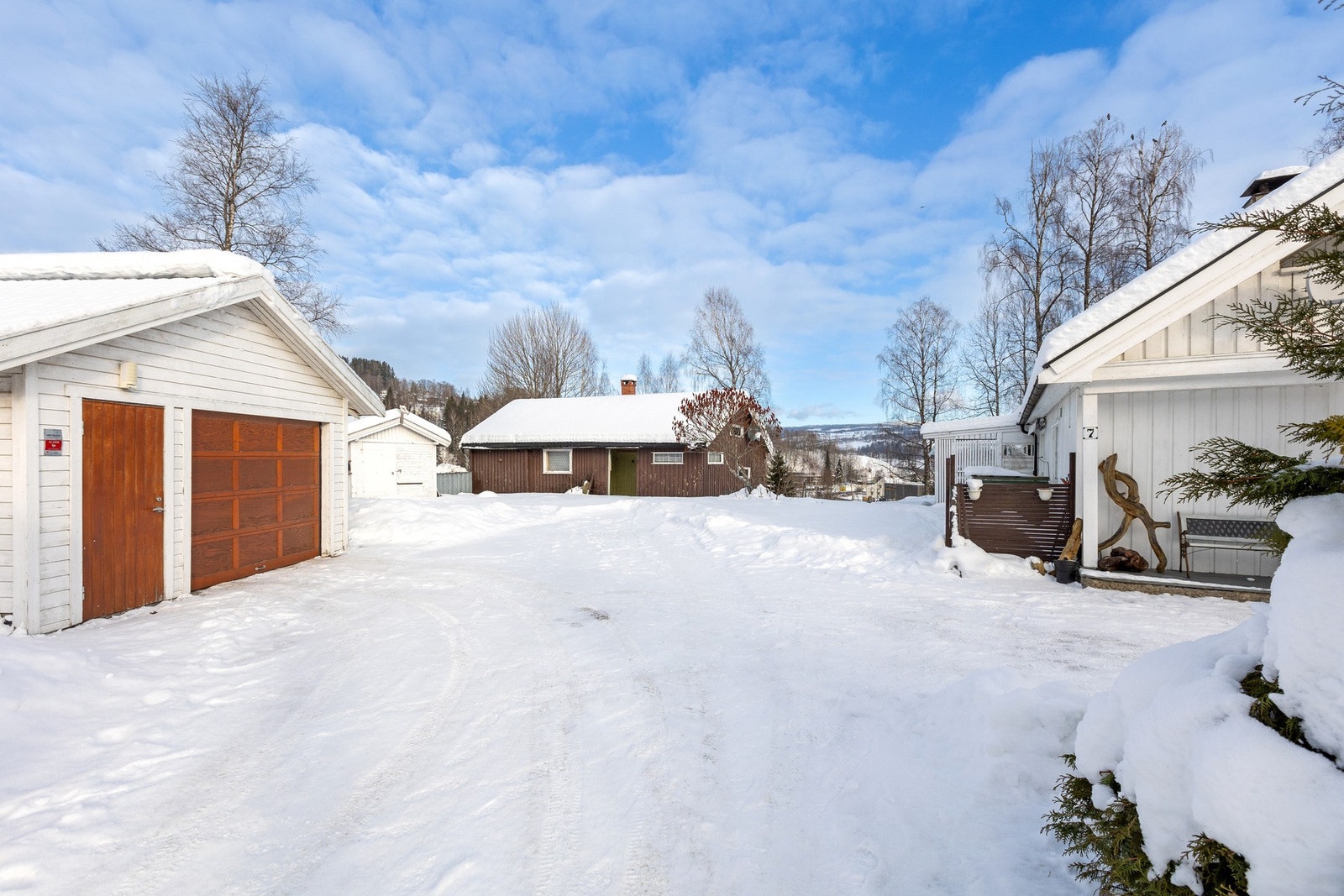 Parkering i enkelt garasje, i tillegg er det gode oppstillingsmuligheter på egen tomt, med plass til flere biler. Galleribilde
