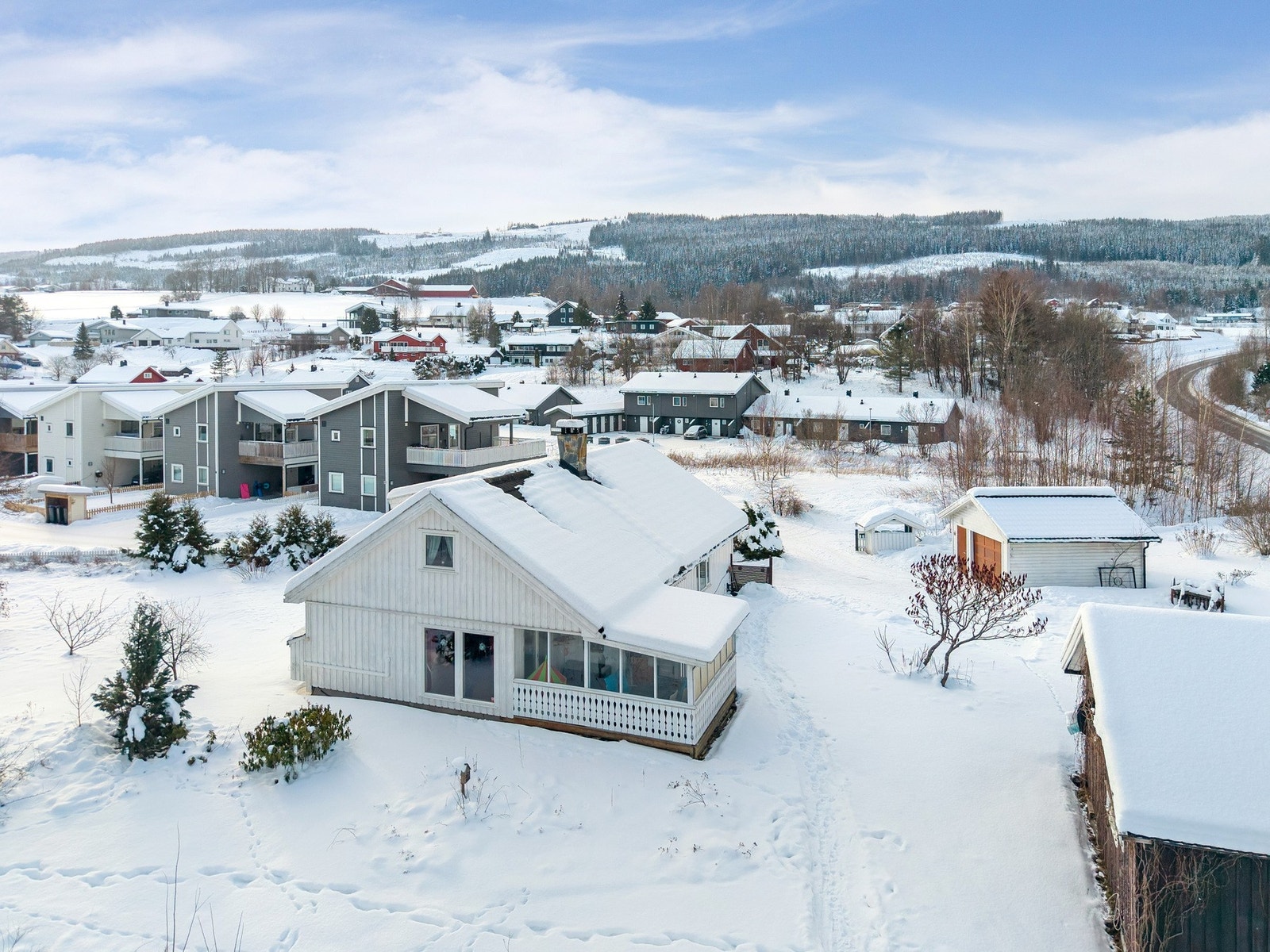 Hyggelig tun med enebolig, uthus, verksted og garasje, med meget sentral og barnevennlig beliggenhet. Galleribilde