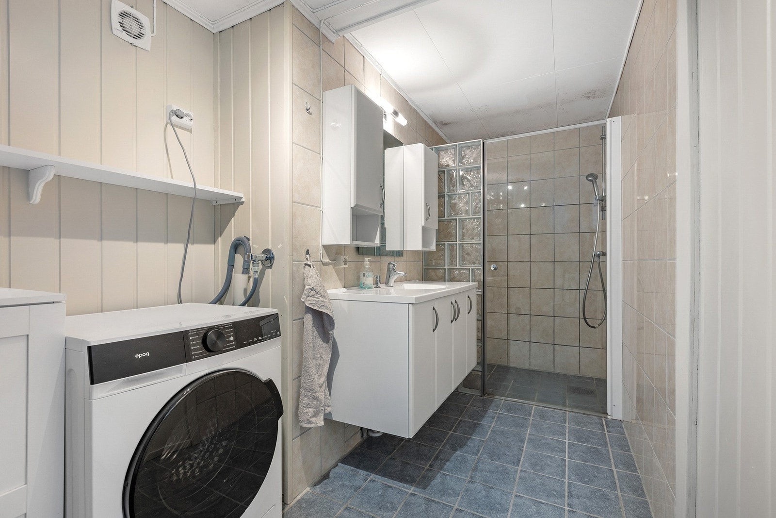 Flislagt bad med varme i gulv Galleribilde