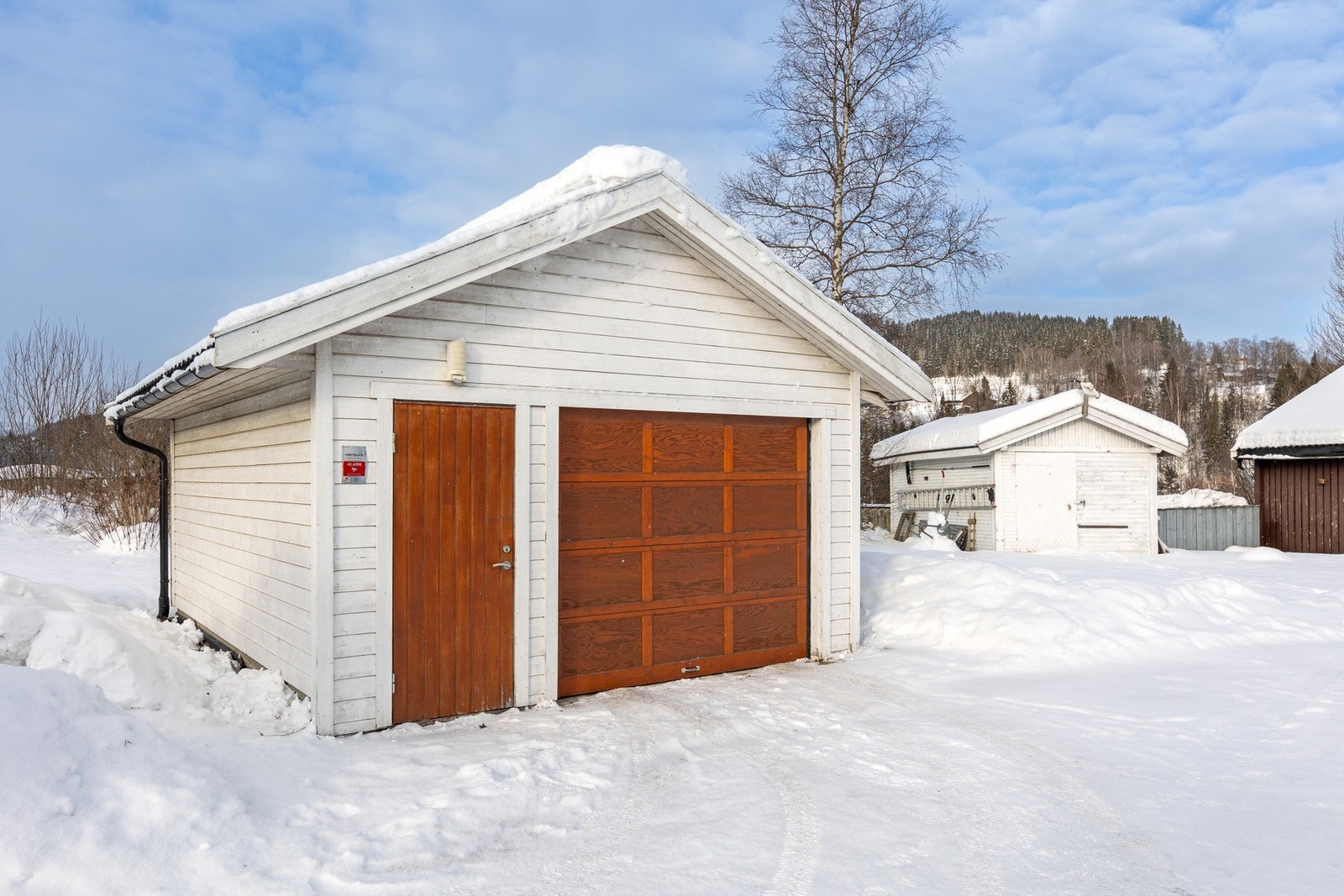 Garasjen er fra 2015 har innlagt strøm og belysning Galleribilde